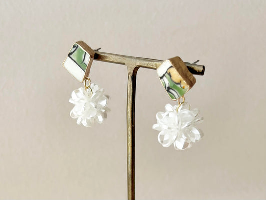 有田焼 　円左エ門窯　金継ぎ　サージカルステンレスピアス　緑　白　黄色　フラワーボール　揺れる　伝統工芸　＃483