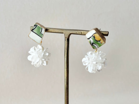 有田焼 　円左エ門窯　金継ぎ　サージカルステンレスピアス　緑　白　黄色　フラワーボール　揺れる　伝統工芸　＃483