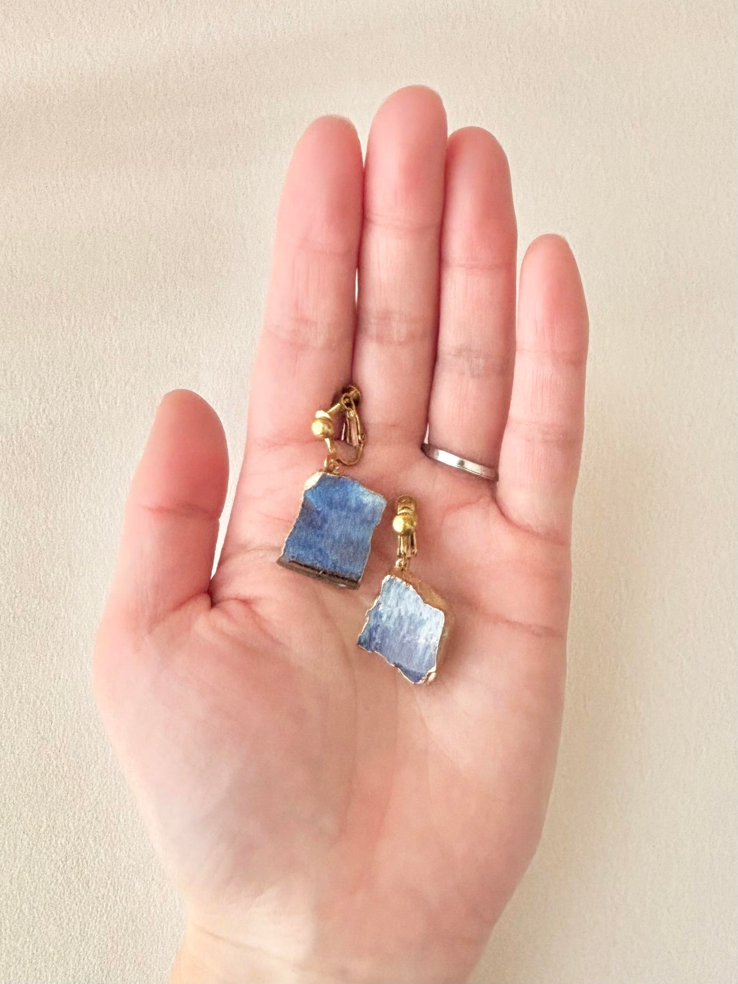 萩焼　金継ぎ　ネジバネ式イヤリング　青色　揺れる　 伝統工芸　＃489