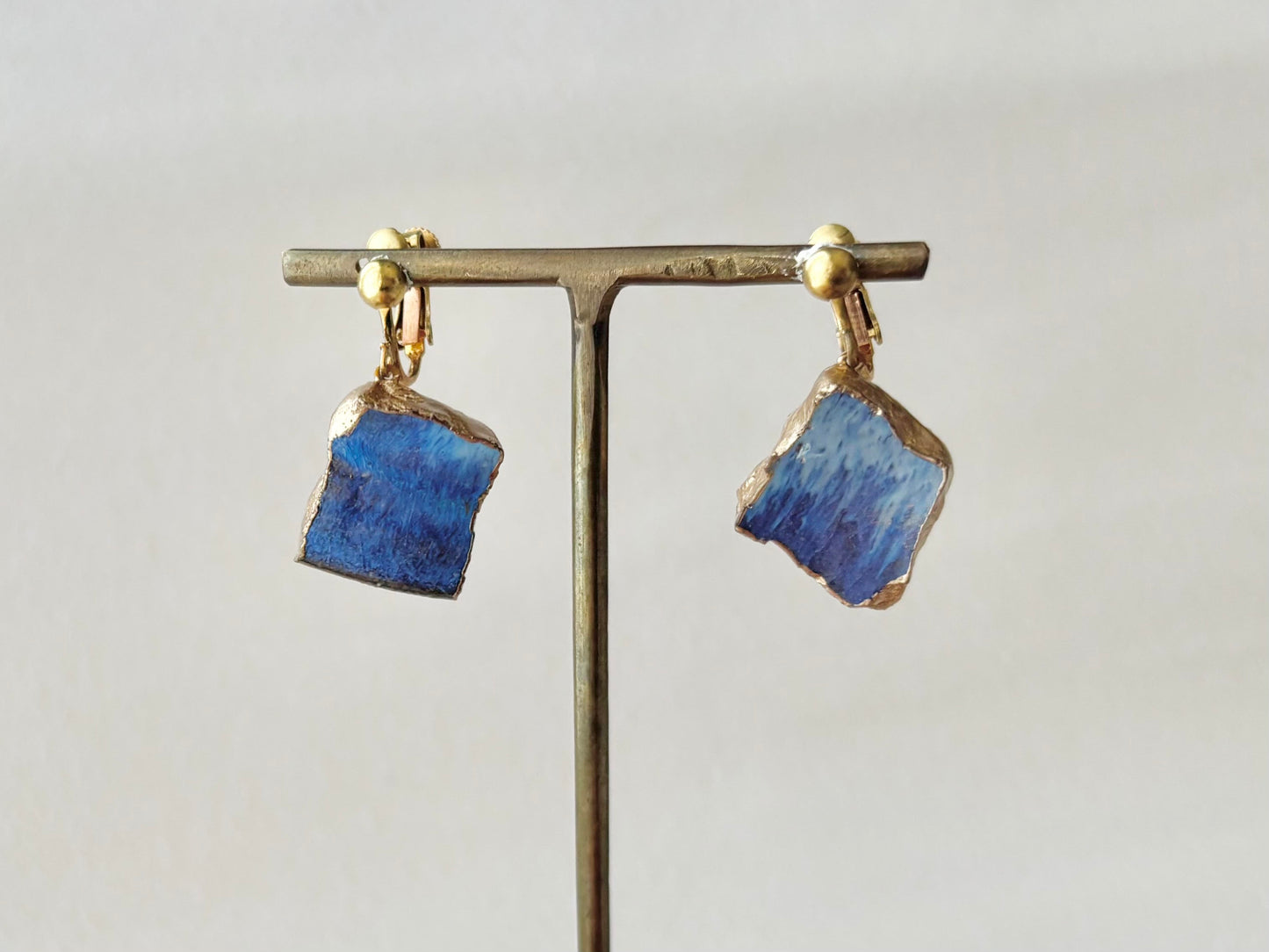 萩焼　金継ぎ　ネジバネ式イヤリング　青色　揺れる　 伝統工芸　＃489