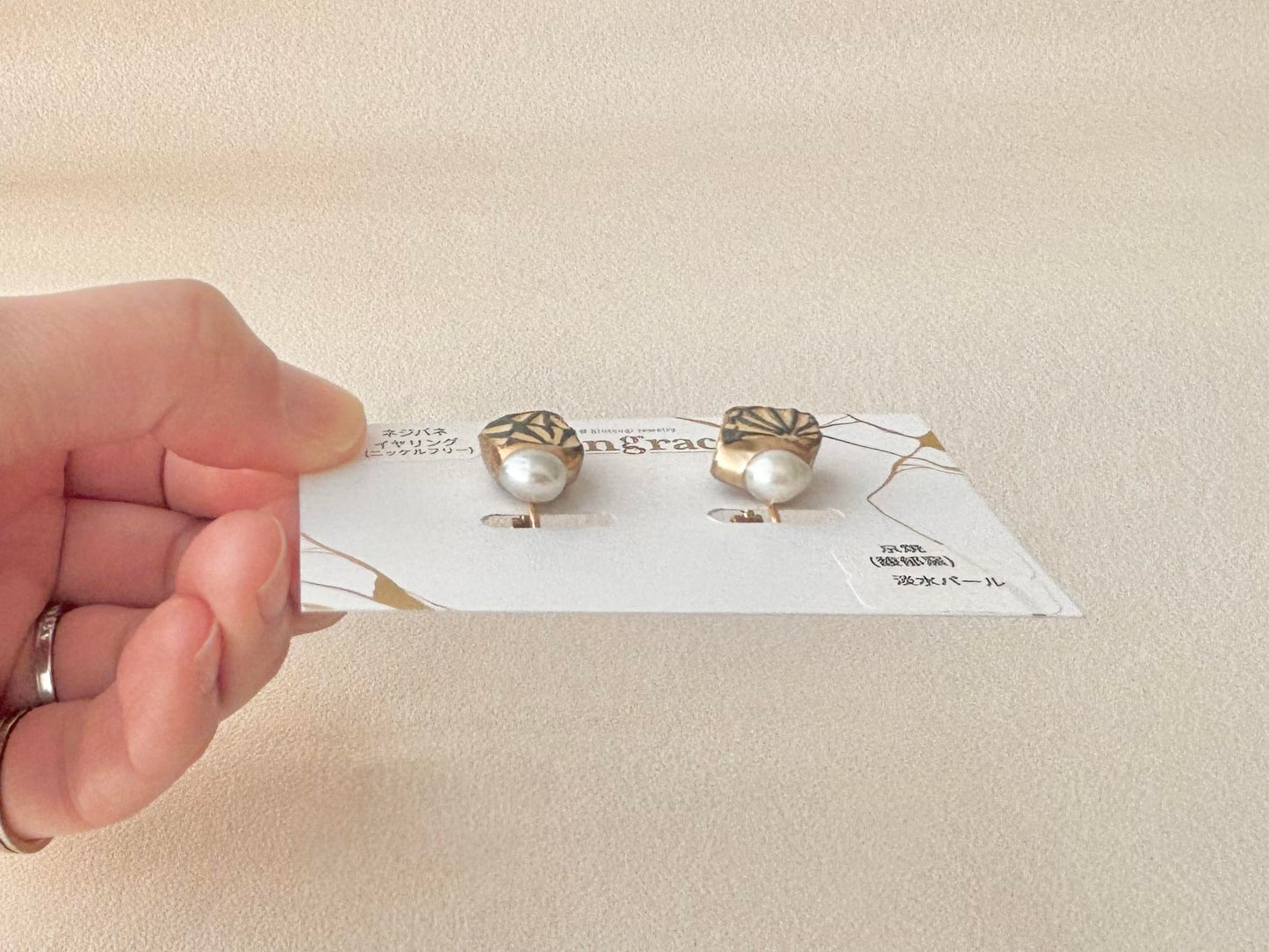 京焼 　金継ぎ　ネジバネ式イヤリング　花柄　グレー　淡水パール　天然石　伝統工芸　＃490