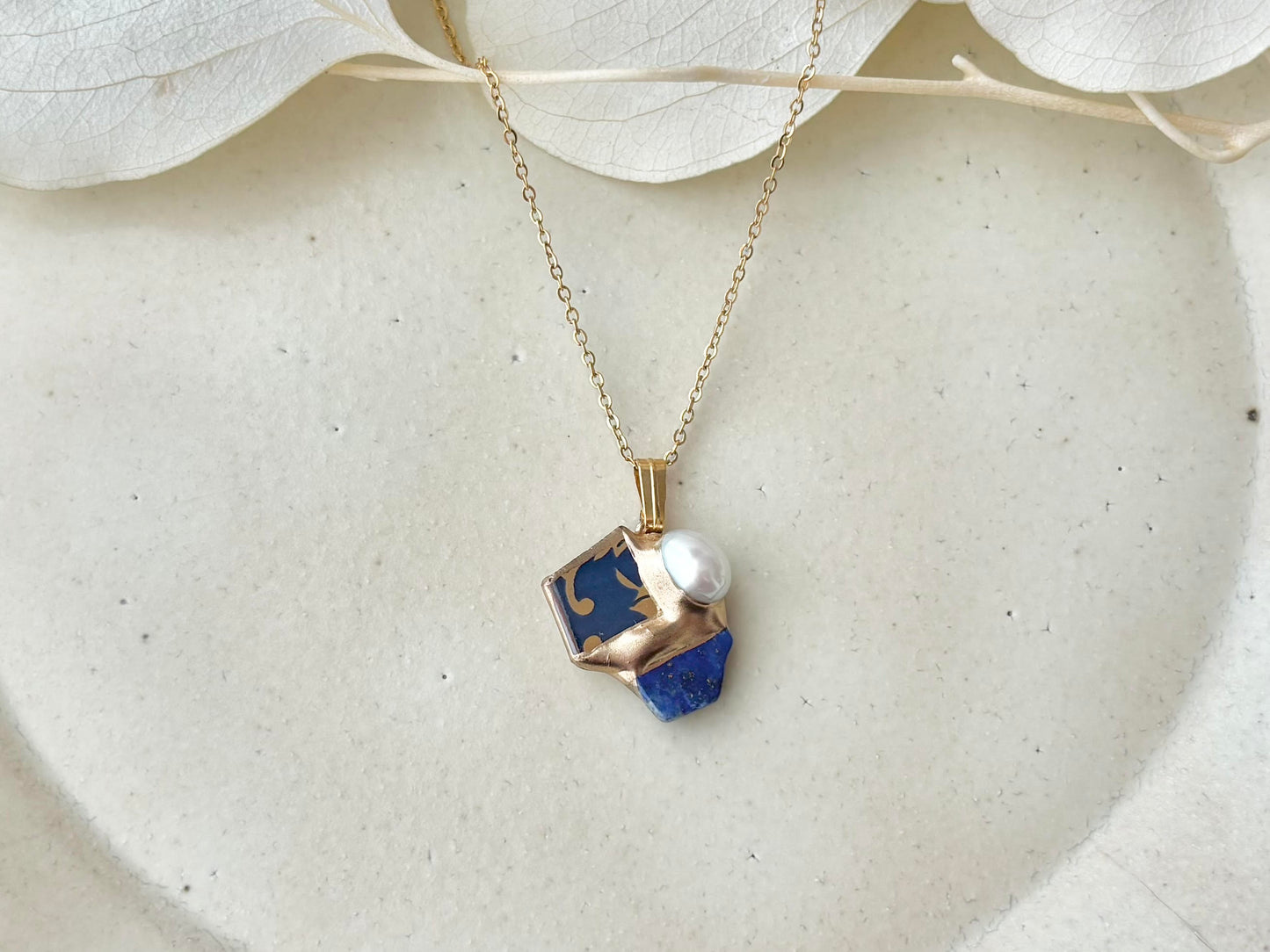 有田焼　金継ぎ　サージカルステンレスピアス・ネックレスセット　金色　リーフ柄　淡水パール　ラピスラズリ　伝統工芸　＃491