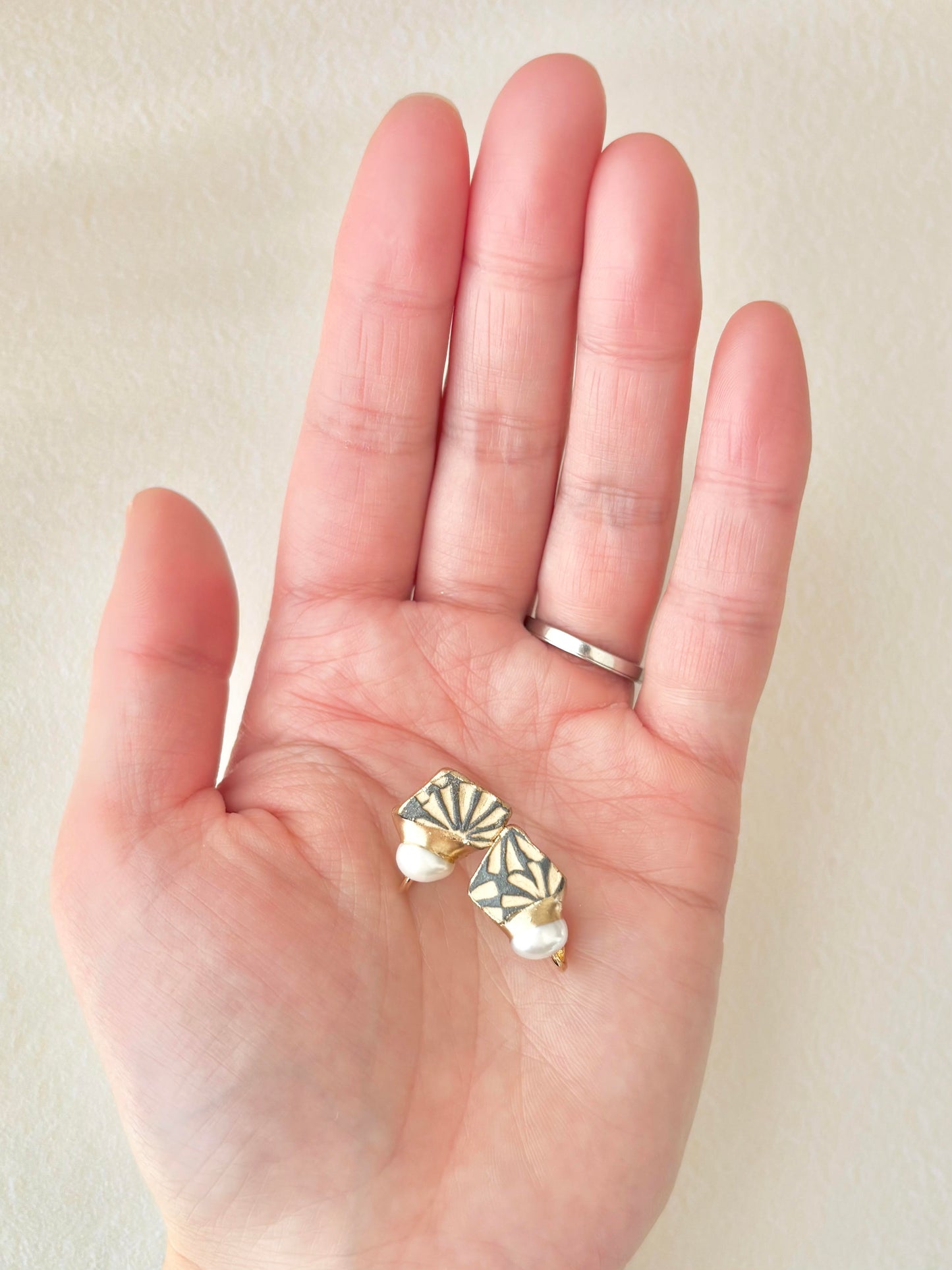 京焼 　金継ぎ　ネジバネ式イヤリング　花柄　グレー　淡水パール　天然石　伝統工芸　＃490