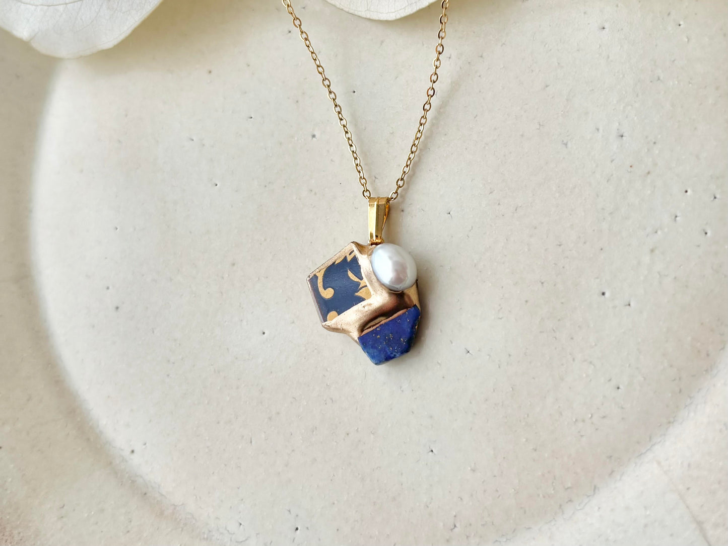 有田焼　金継ぎ　サージカルステンレスピアス・ネックレスセット　金色　リーフ柄　淡水パール　ラピスラズリ　伝統工芸　＃491