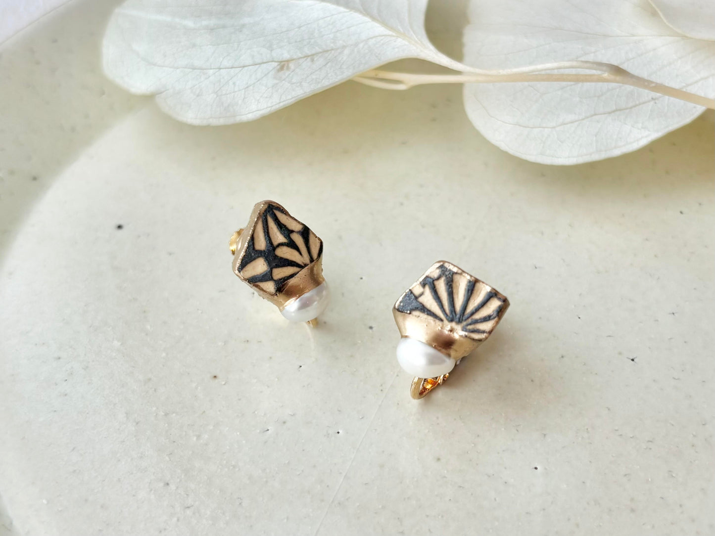 京焼 　金継ぎ　ネジバネ式イヤリング　花柄　グレー　淡水パール　天然石　伝統工芸　＃490