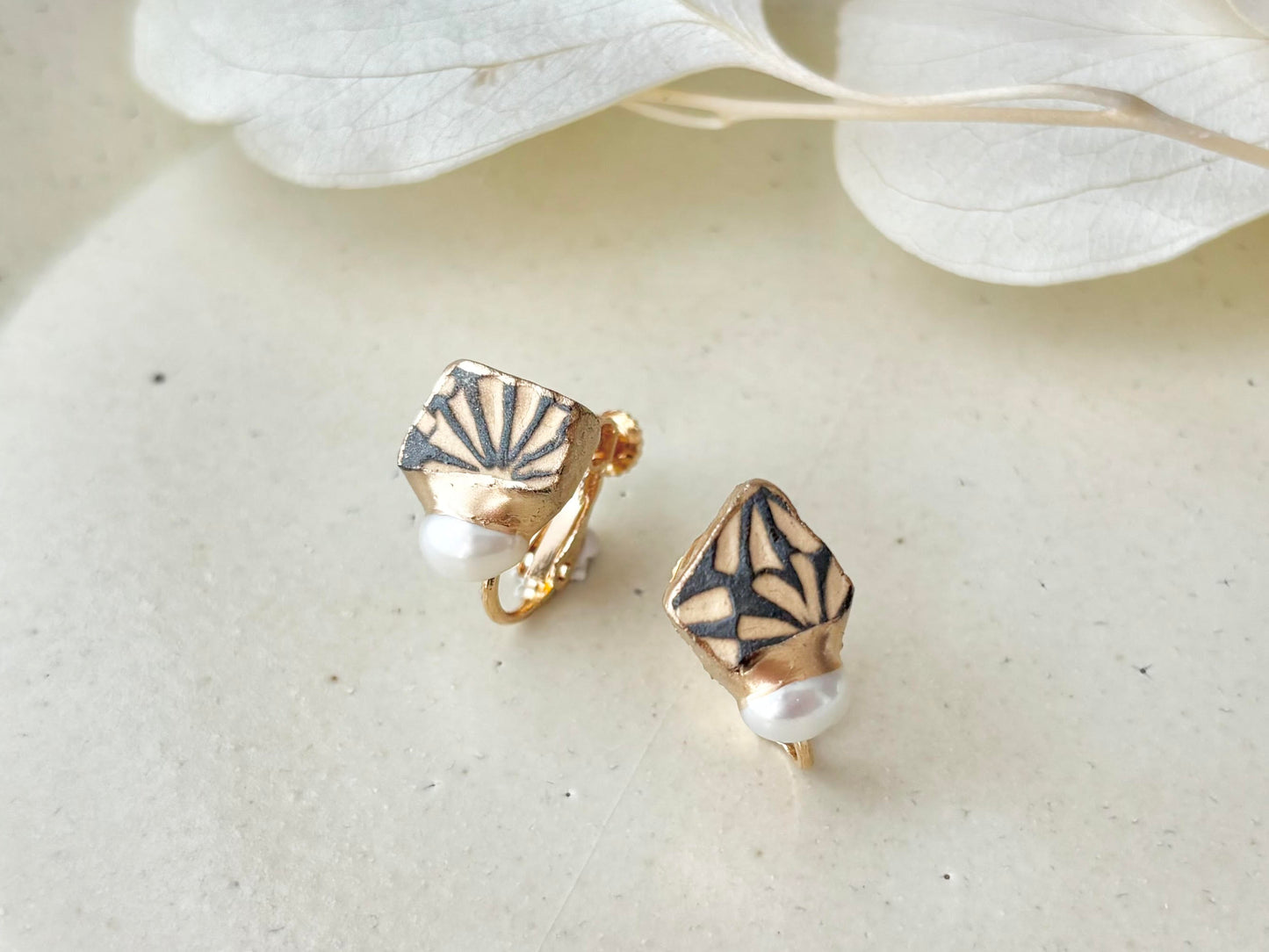 京焼 　金継ぎ　ネジバネ式イヤリング　花柄　グレー　淡水パール　天然石　伝統工芸　＃490