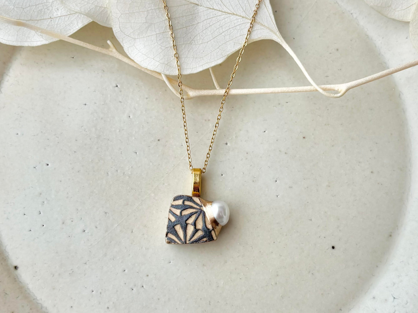 京焼　金継ぎ　ネジバネ式イヤリング・ネックレスセット　グレー　花柄　淡水パール　伝統工芸　天然石　＃494