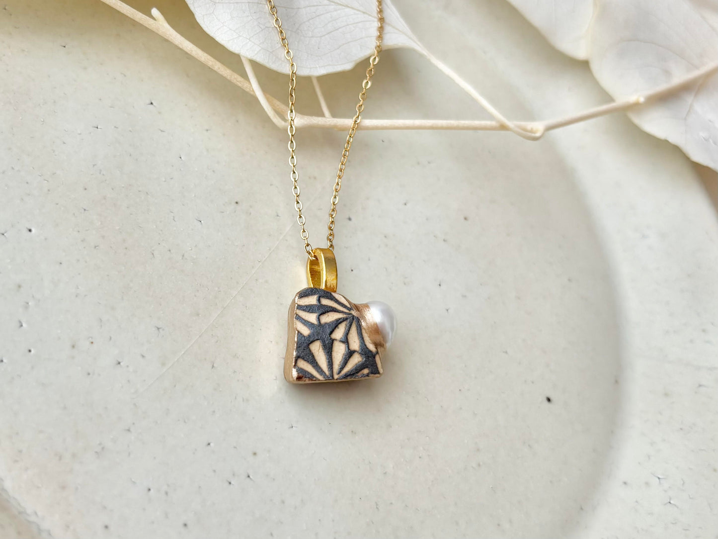 京焼　金継ぎ　ネジバネ式イヤリング・ネックレスセット　グレー　花柄　淡水パール　伝統工芸　天然石　＃494