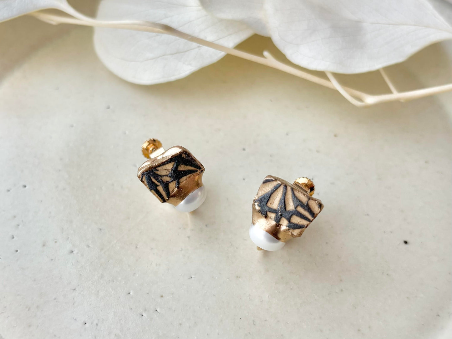 京焼　金継ぎ　ネジバネ式イヤリング・ネックレスセット　グレー　花柄　淡水パール　伝統工芸　天然石　＃494