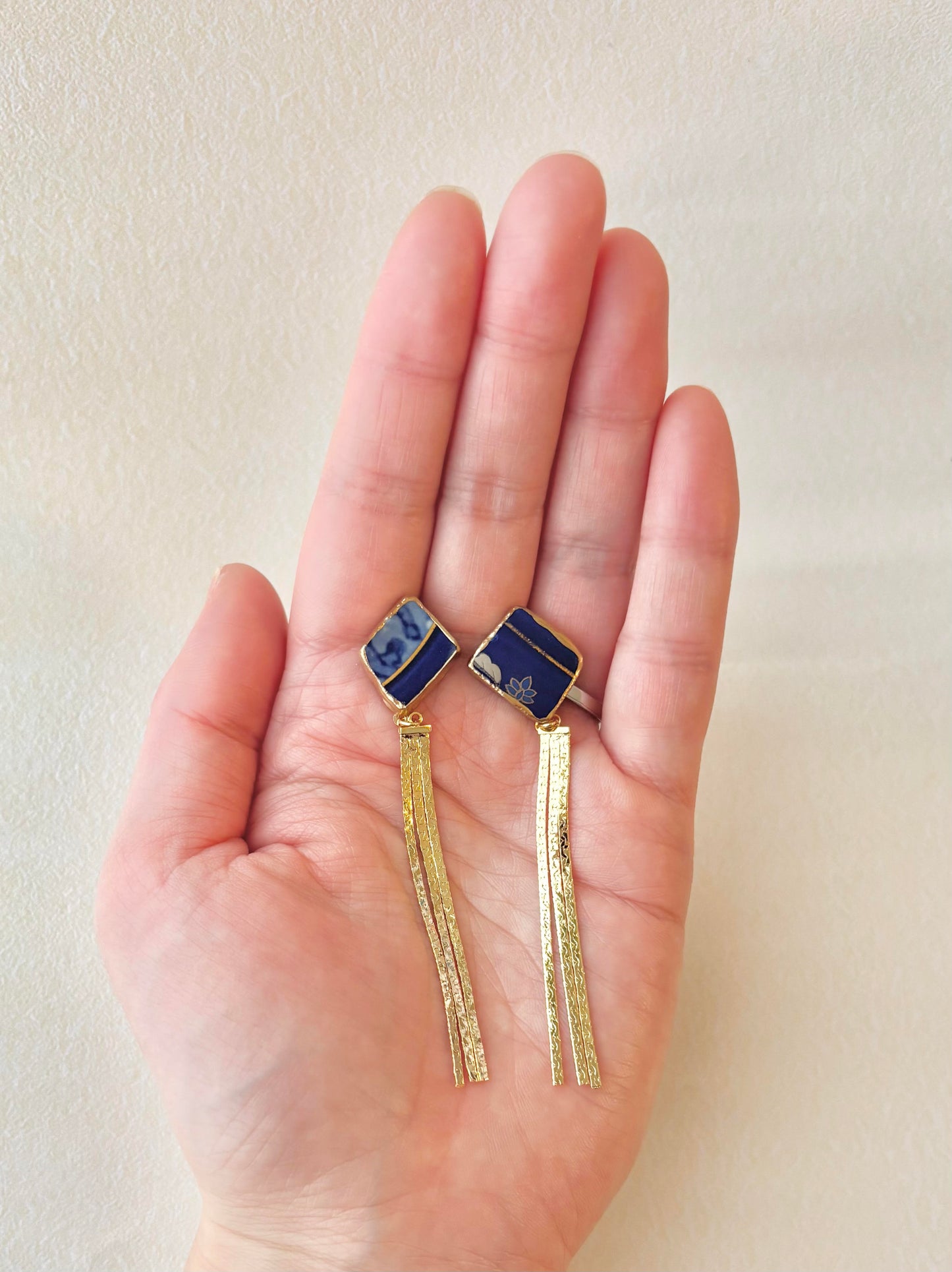 有田焼　金継ぎ　サージカルステンレスピアス　リーフ柄　和柄　揺れる　ゴールドスウィングパーツ　伝統工芸　＃497