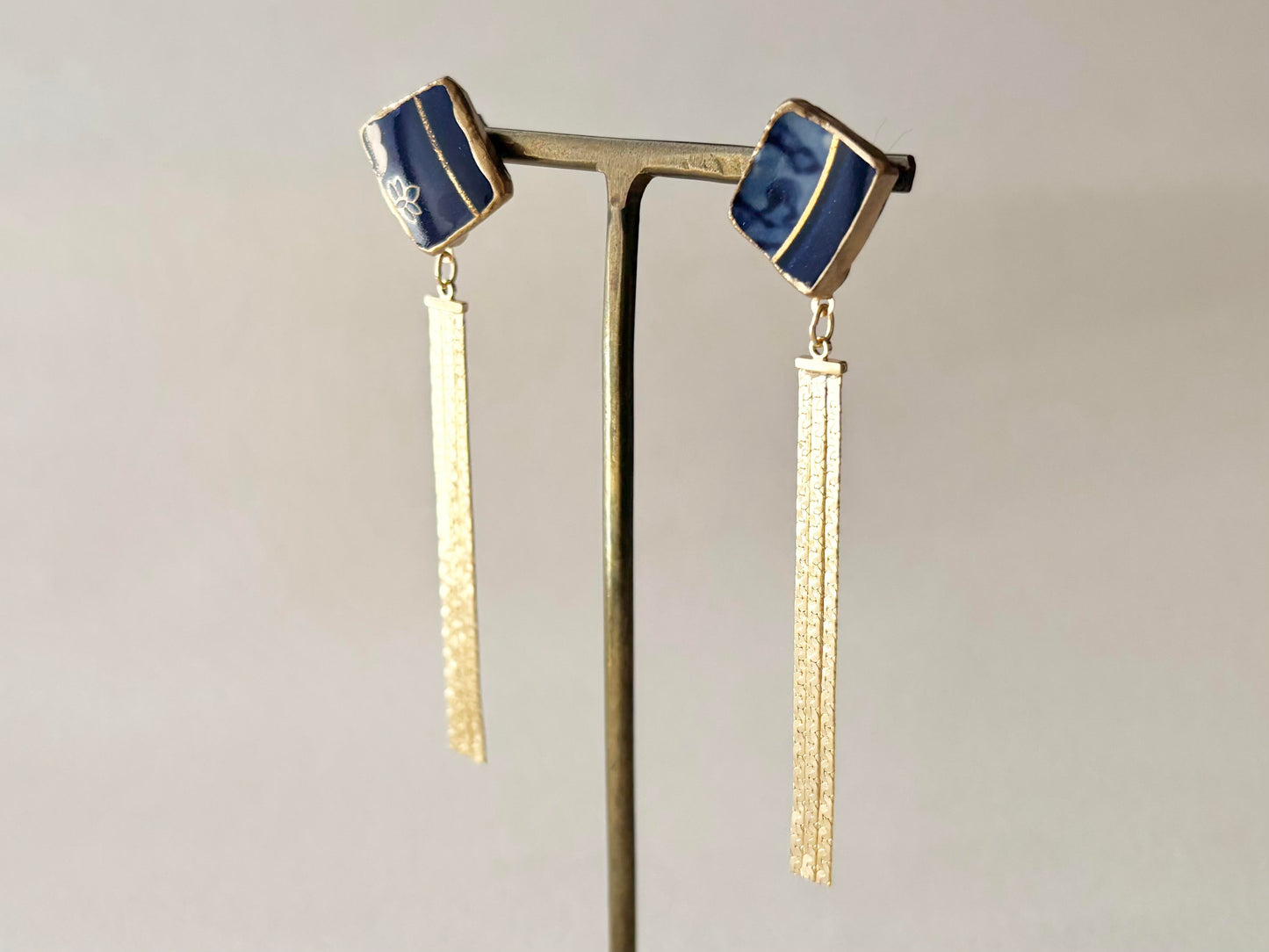 有田焼　金継ぎ　サージカルステンレスピアス　リーフ柄　和柄　揺れる　ゴールドスウィングパーツ　伝統工芸　＃497