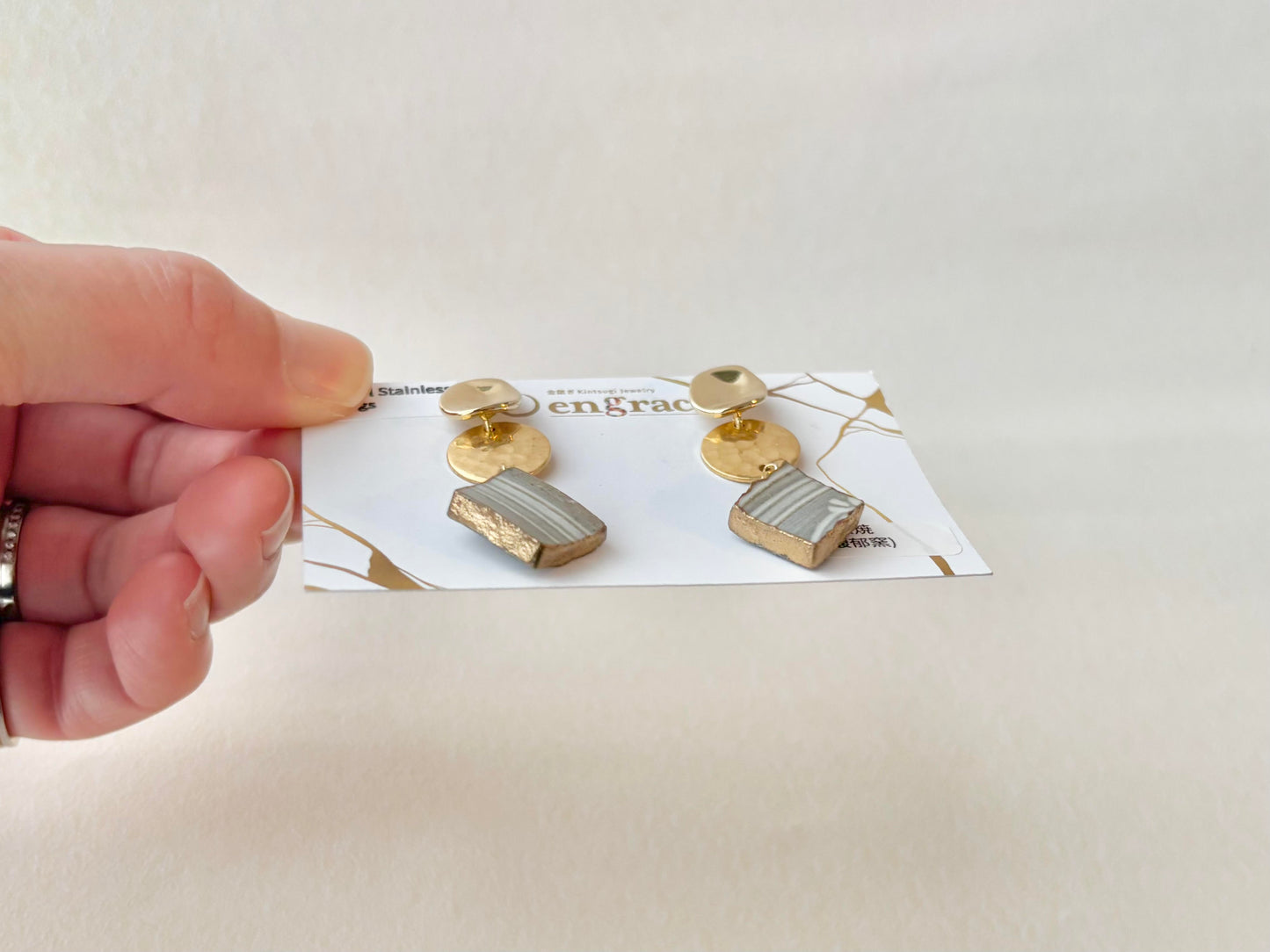 京焼 　金継ぎ　サージカルステンレスピアス　グレー　線模様　花柄　揺れる　伝統工芸　＃499