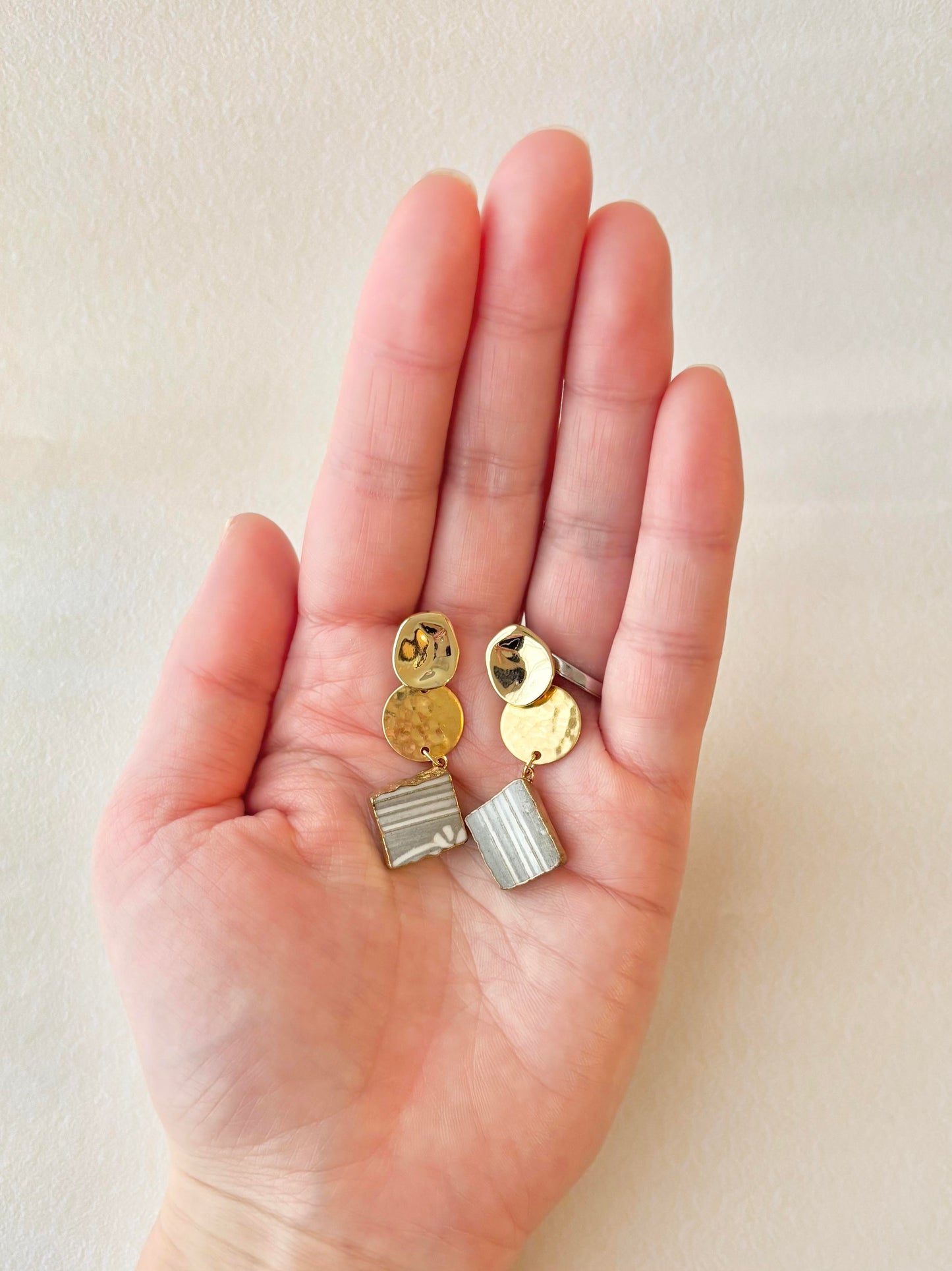 京焼 　金継ぎ　サージカルステンレスピアス　グレー　線模様　花柄　揺れる　伝統工芸　＃499