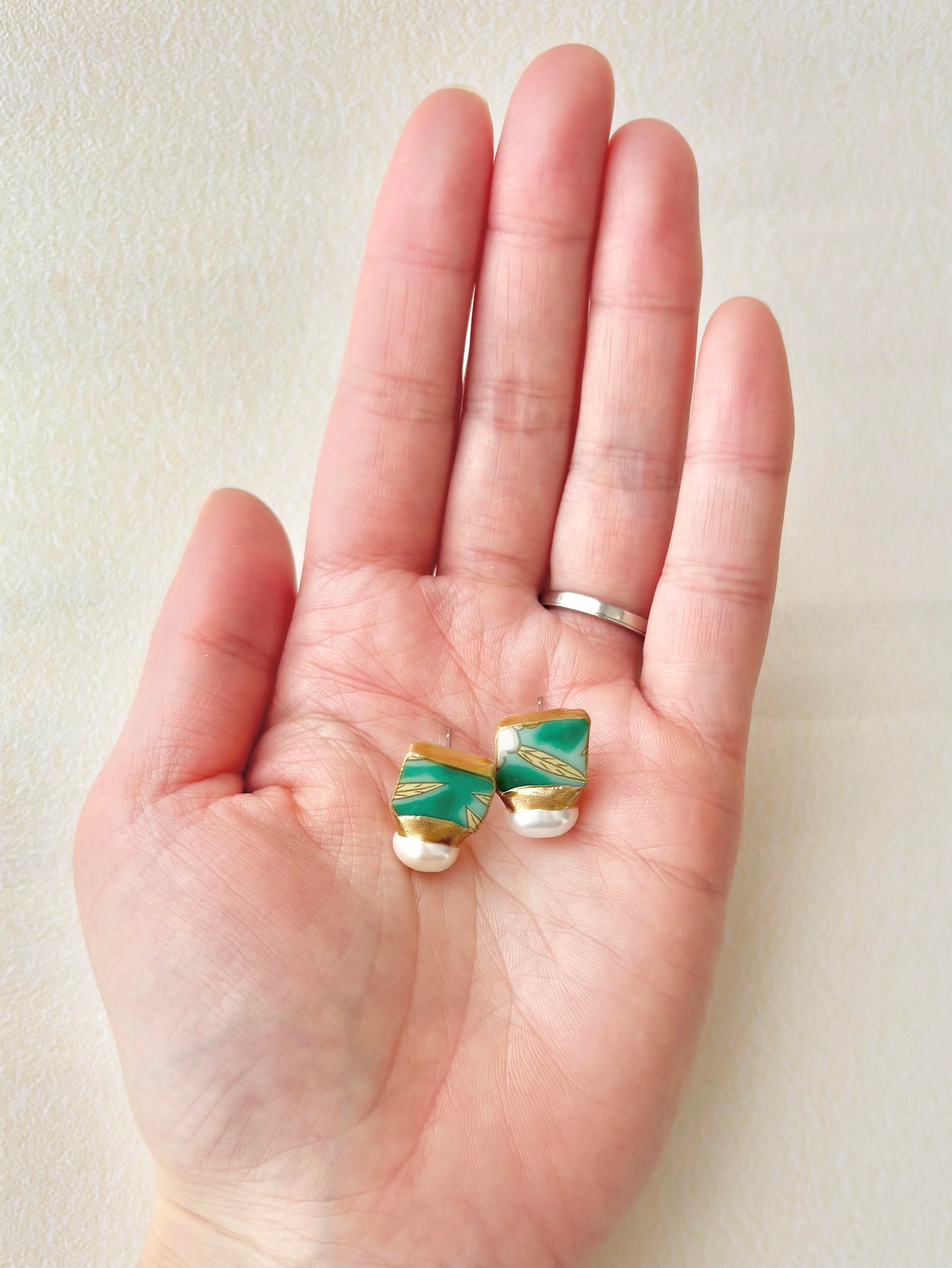 有田焼 　金継ぎ　サージカルステンレスピアス　リーフ柄　緑　淡水パール　天然石　伝統工芸　＃501