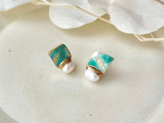 有田焼 　金継ぎ　サージカルステンレスピアス　リーフ柄　緑　淡水パール　天然石　伝統工芸　＃501