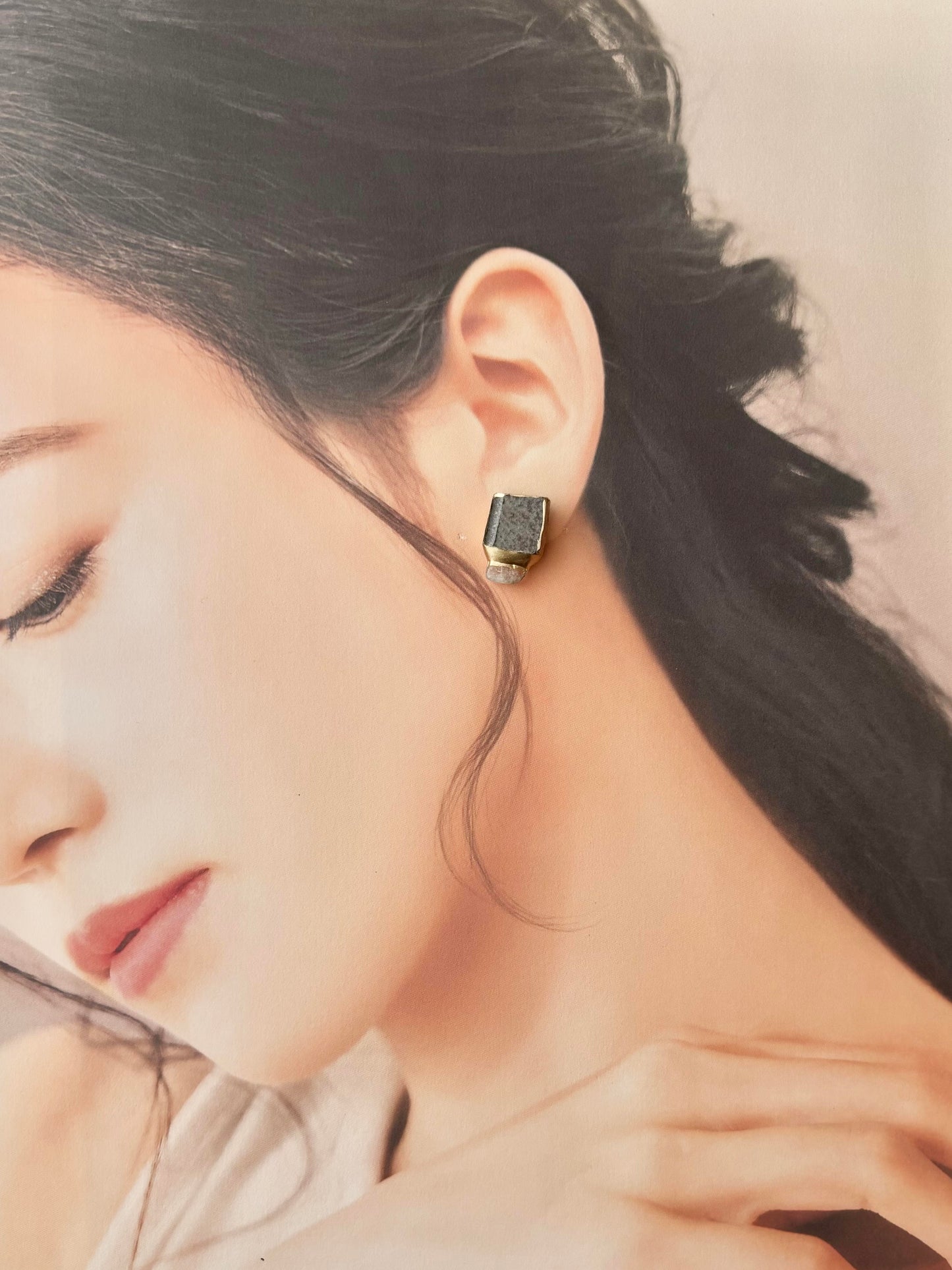 唐津焼　金継ぎ　サージカルステンレスピアス　茶色　ホワイトムーンストーン　天然石　伝統工芸　＃503