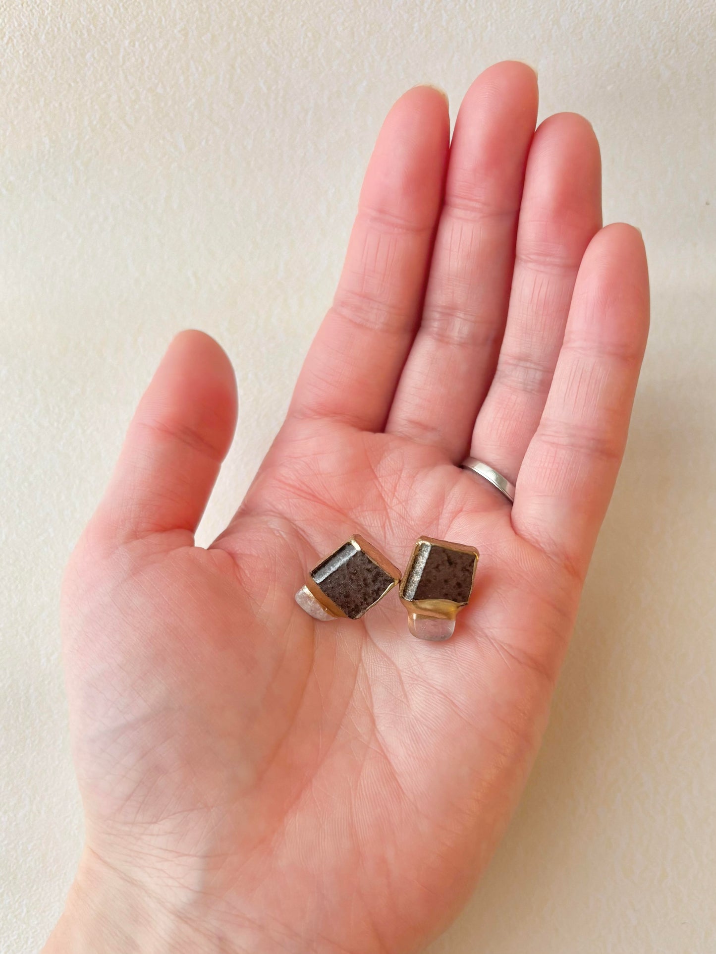 唐津焼　金継ぎ　サージカルステンレスピアス　茶色　ホワイトムーンストーン　天然石　伝統工芸　＃503