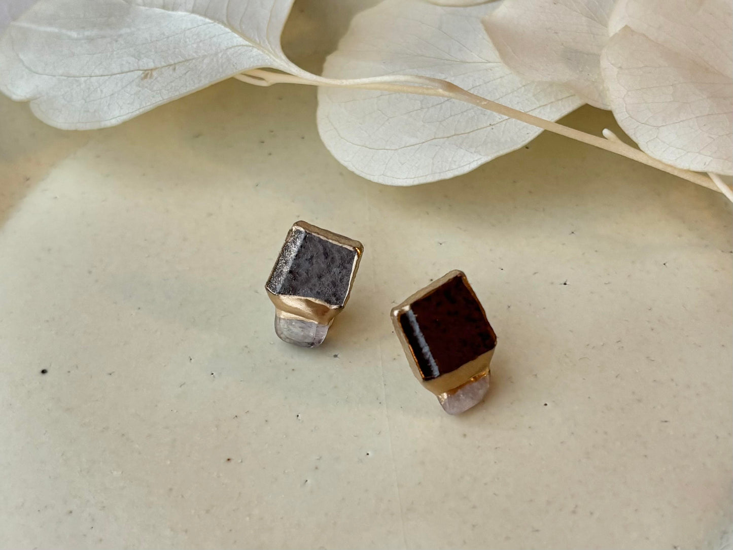 唐津焼　金継ぎ　サージカルステンレスピアス　茶色　ホワイトムーンストーン　天然石　伝統工芸　＃503