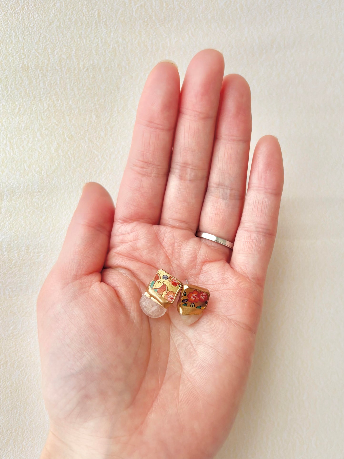 有田焼 　金継ぎ　サージカルステンレスピアス　花柄　リーフ柄　ゴールド　モルガナイト　天然石　伝統工芸　＃506