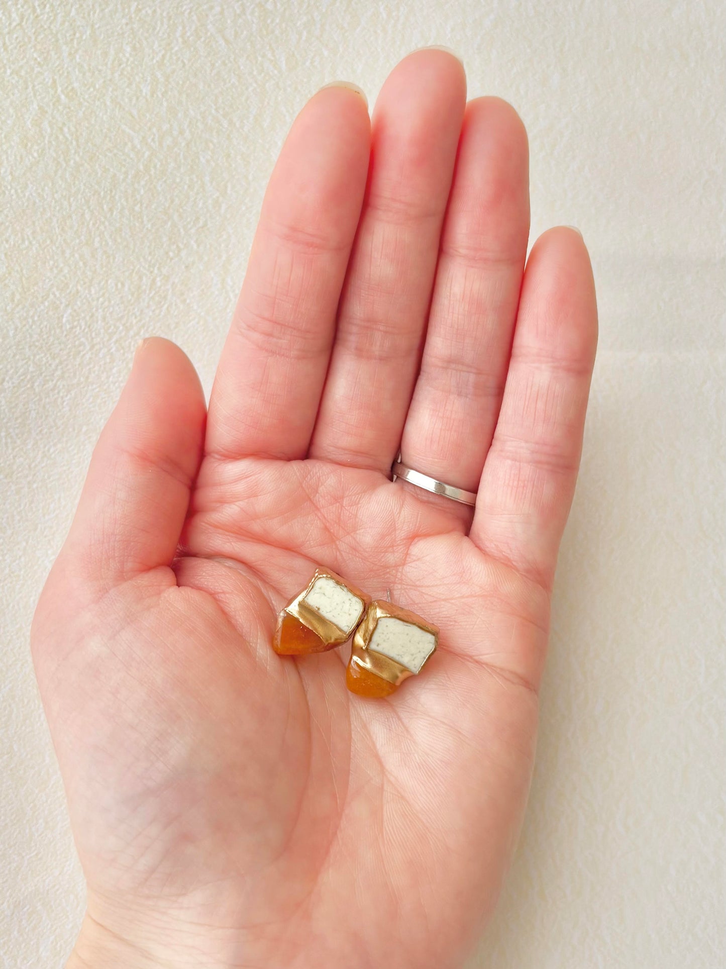 唐津焼　金継ぎ　サージカルステンレスピアス　白色　オレンジアベンチュリン　天然石　伝統工芸　＃507