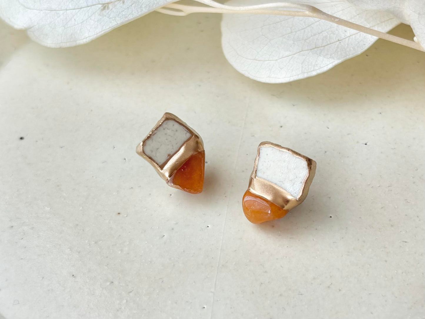 唐津焼　金継ぎ　サージカルステンレスピアス　白色　オレンジアベンチュリン　天然石　伝統工芸　＃507