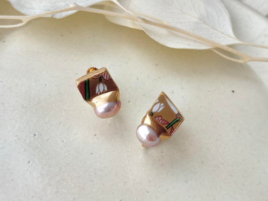 有田焼 金継ぎ ネジバネ式イヤリング　白い花柄　ペールピンクの淡水パール　天然石　 伝統工芸　＃51