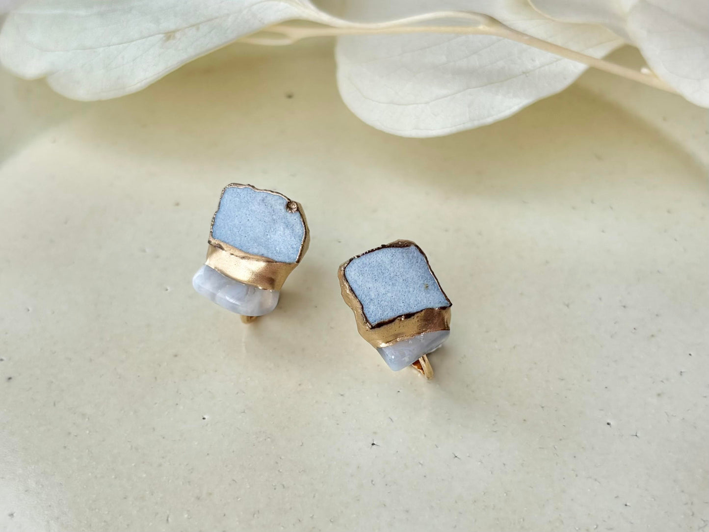 萩焼　金継ぎ　ネジバネ式イヤリング　水色　ブルーレースアゲート　天然石　 伝統工芸　＃510