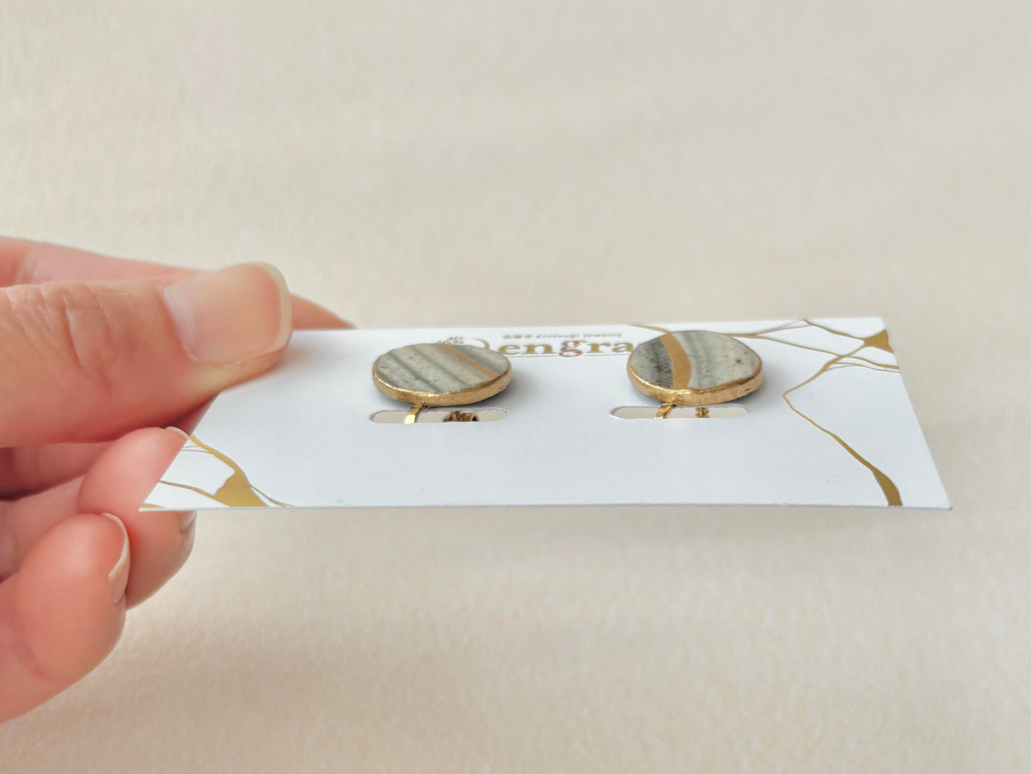 唐津焼　白華窯　金継ぎ　ネジバネ式イヤリング　刷毛　グレー　ゴールド　伝統工芸　＃511