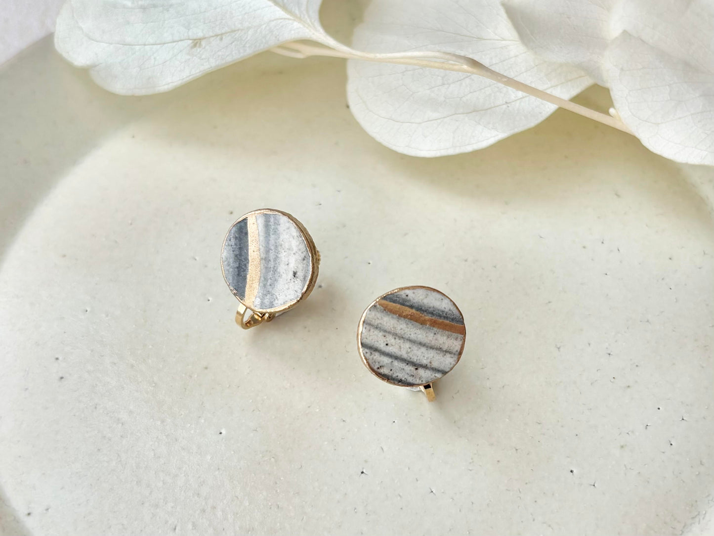 唐津焼　白華窯　金継ぎ　ネジバネ式イヤリング　刷毛　グレー　ゴールド　伝統工芸　＃511