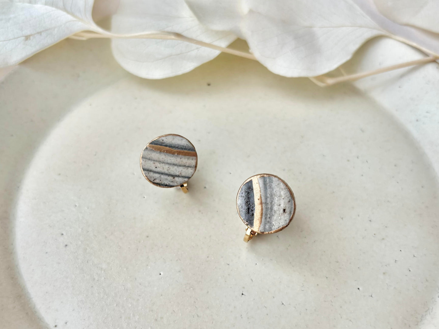 唐津焼　白華窯　金継ぎ　ネジバネ式イヤリング　刷毛　グレー　ゴールド　伝統工芸　＃511