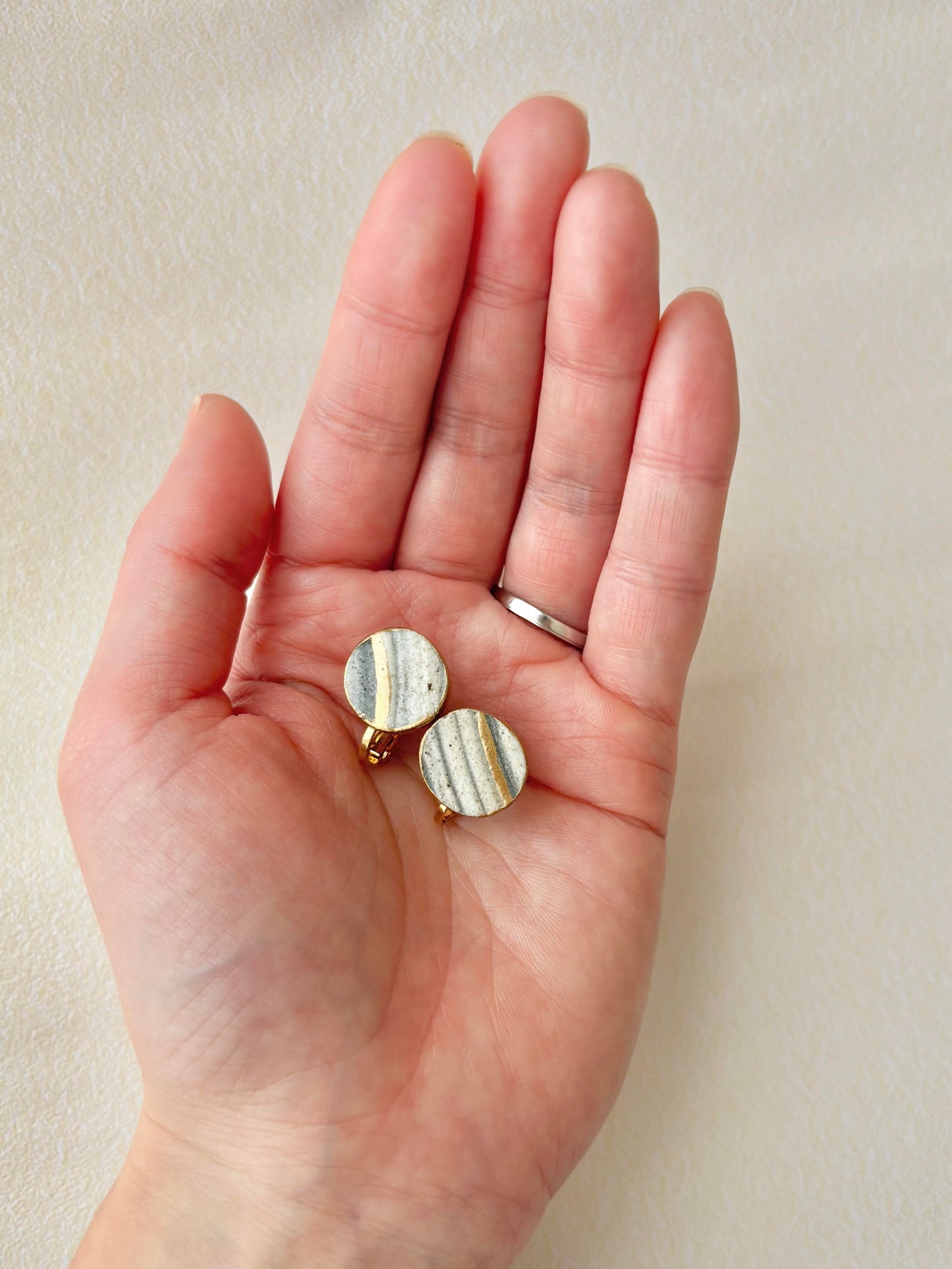 唐津焼　白華窯　金継ぎ　ネジバネ式イヤリング　刷毛　グレー　ゴールド　伝統工芸　＃511