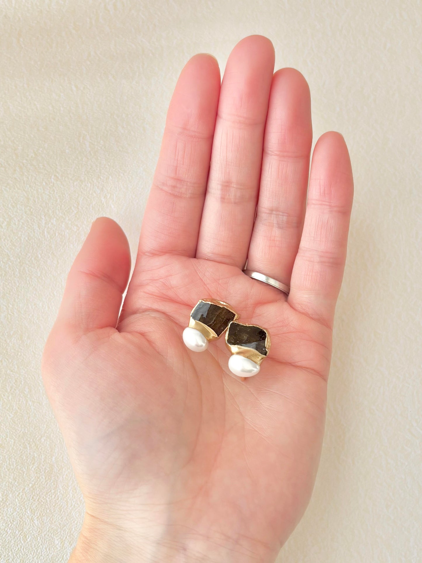 萩焼　金継ぎ　ネジバネ式イヤリング　深い茶色　淡水パール　天然石　 伝統工芸　＃516