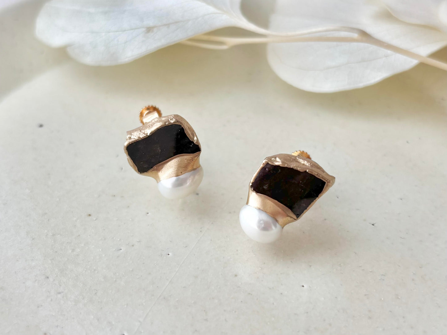 萩焼　金継ぎ　ネジバネ式イヤリング　深い茶色　淡水パール　天然石　 伝統工芸　＃516