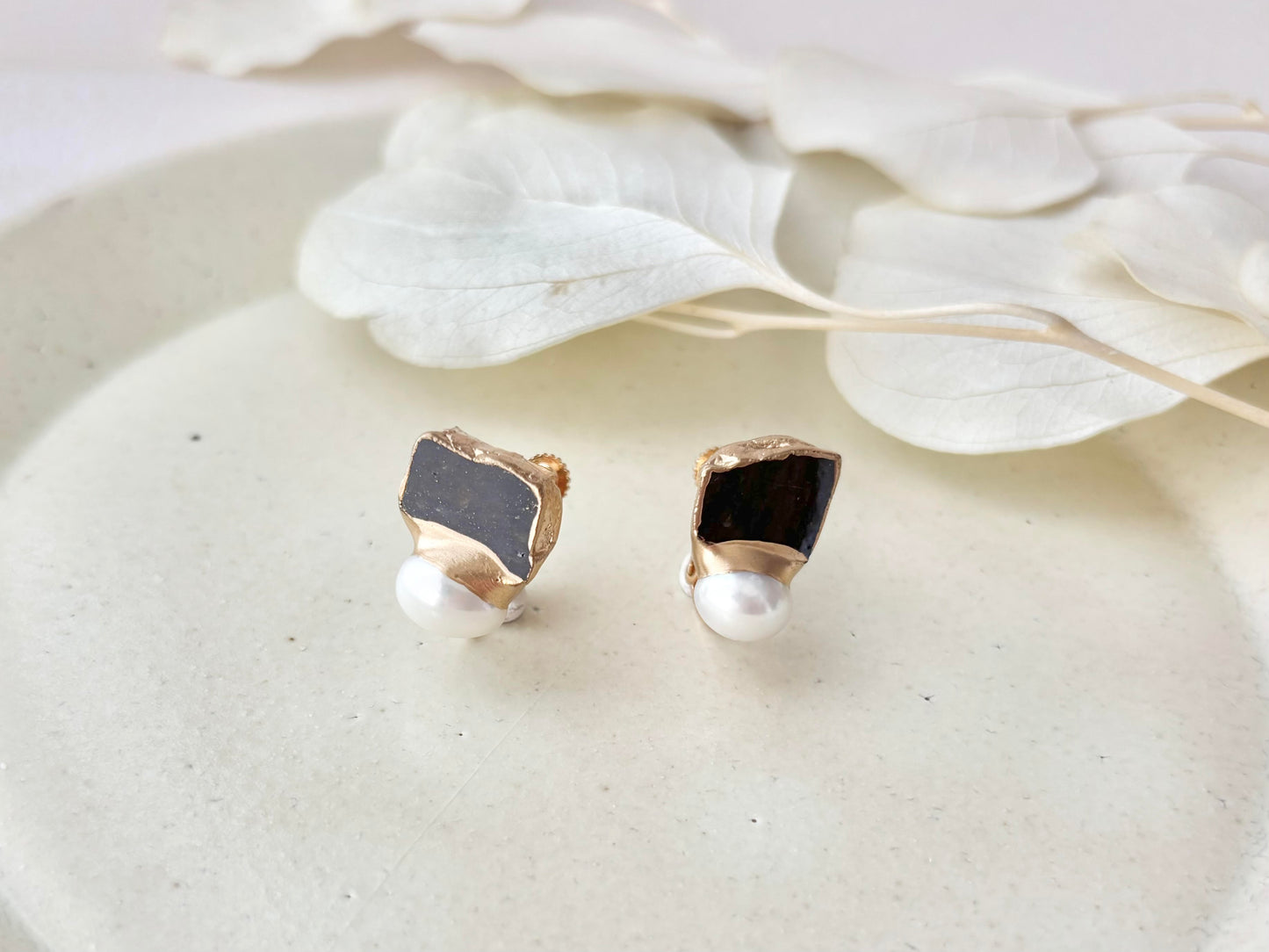 萩焼　金継ぎ　ネジバネ式イヤリング　深い茶色　淡水パール　天然石　 伝統工芸　＃516