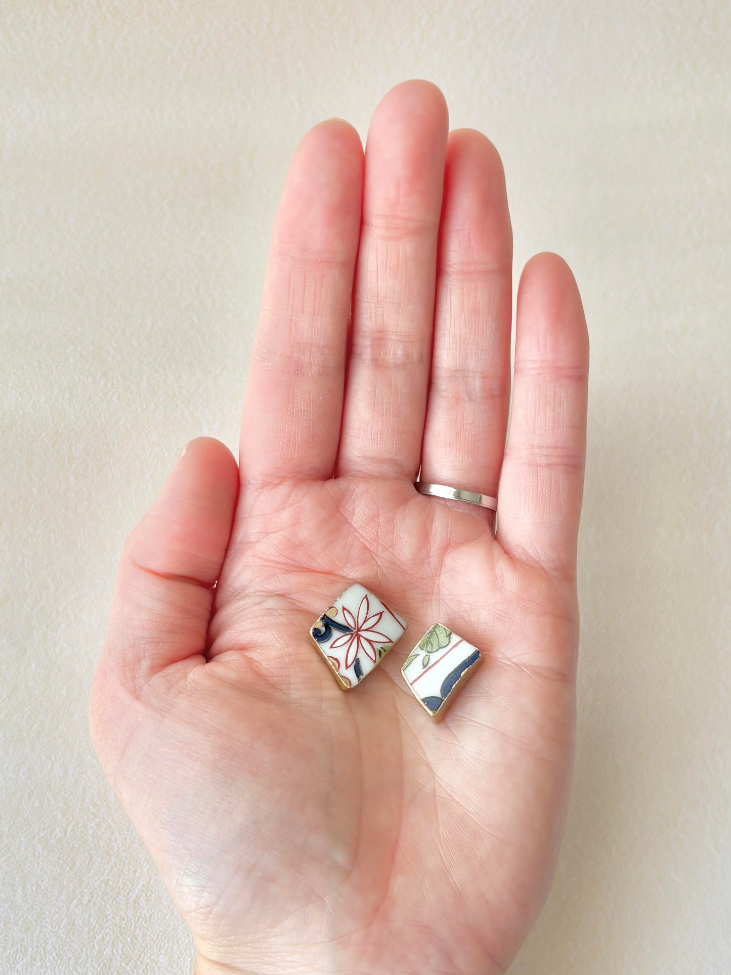 【Fittings Selection Available】Arita Ware Kintsugi Pierced Earrings / Clip-on Earrings, White, Flower Pattern, Leaf Pattern, Traditional Craft, #478