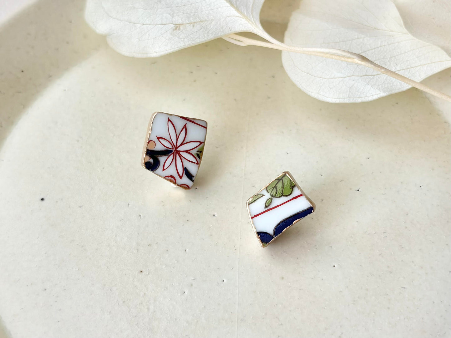 【Fittings Selection Available】Arita Ware Kintsugi Pierced Earrings / Clip-on Earrings, White, Flower Pattern, Leaf Pattern, Traditional Craft, #478