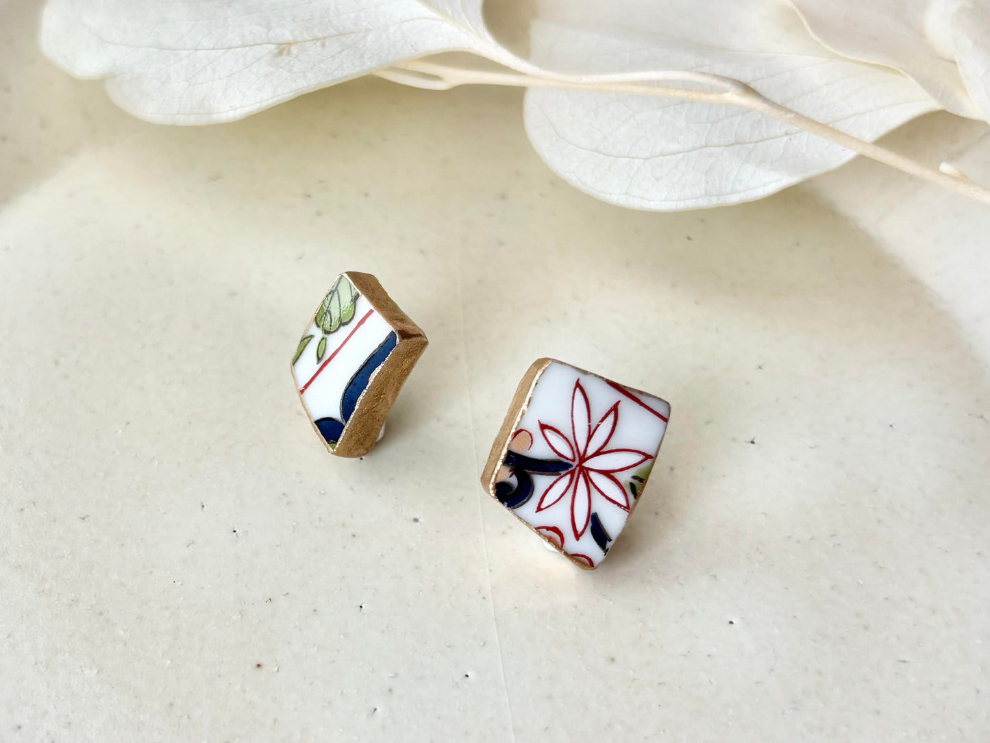 【Fittings Selection Available】Arita Ware Kintsugi Pierced Earrings / Clip-on Earrings, White, Flower Pattern, Leaf Pattern, Traditional Craft, #478
