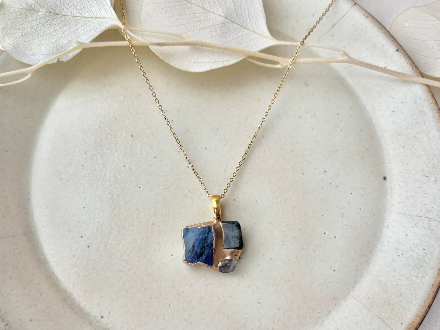 萩焼　金継ぎ　ネックレス　サージカルステンレスチェーン　アレルギー対応　18K　藍色　グリーンルチルクォーツ　アイオライトル　天然石　伝統工芸　＃524