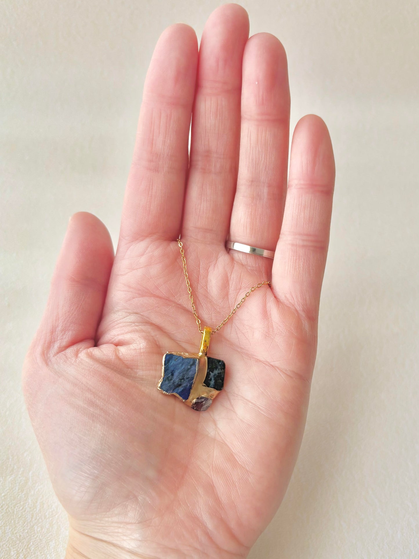 萩焼　金継ぎ　ネックレス　サージカルステンレスチェーン　アレルギー対応　18K　藍色　グリーンルチルクォーツ　アイオライトル　天然石　伝統工芸　＃524