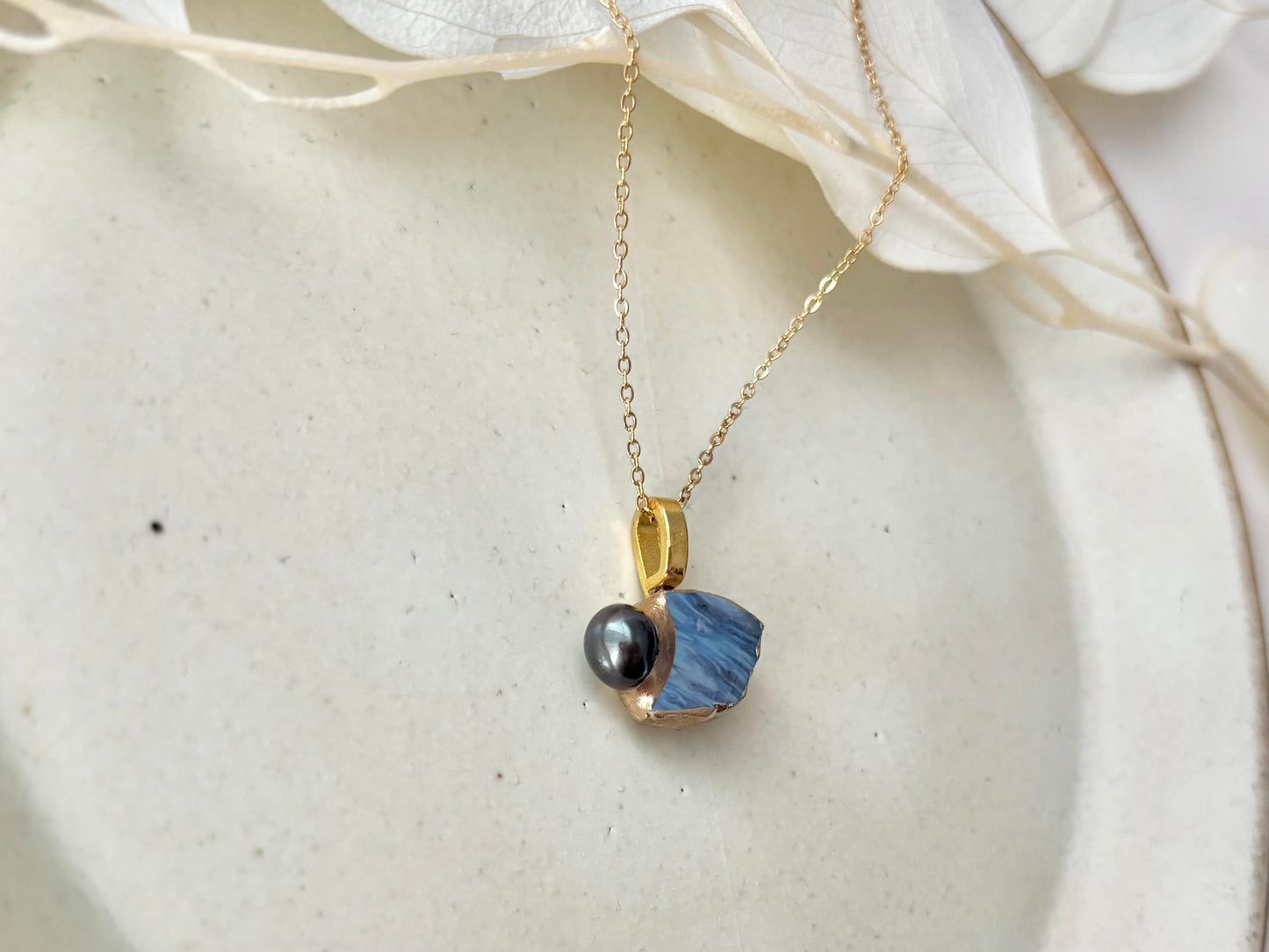 萩焼　金継ぎ　ネックレス　サージカルステンレスチェーン　アレルギー対応　18K　藍色　ブラックピーコック　淡水パール　天然石　伝統工芸　＃526