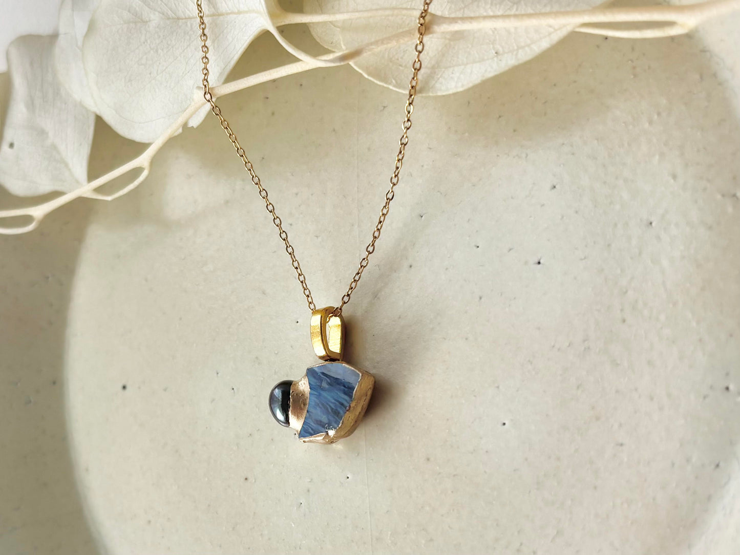 萩焼　金継ぎ　ネックレス　サージカルステンレスチェーン　アレルギー対応　18K　藍色　ブラックピーコック　淡水パール　天然石　伝統工芸　＃526