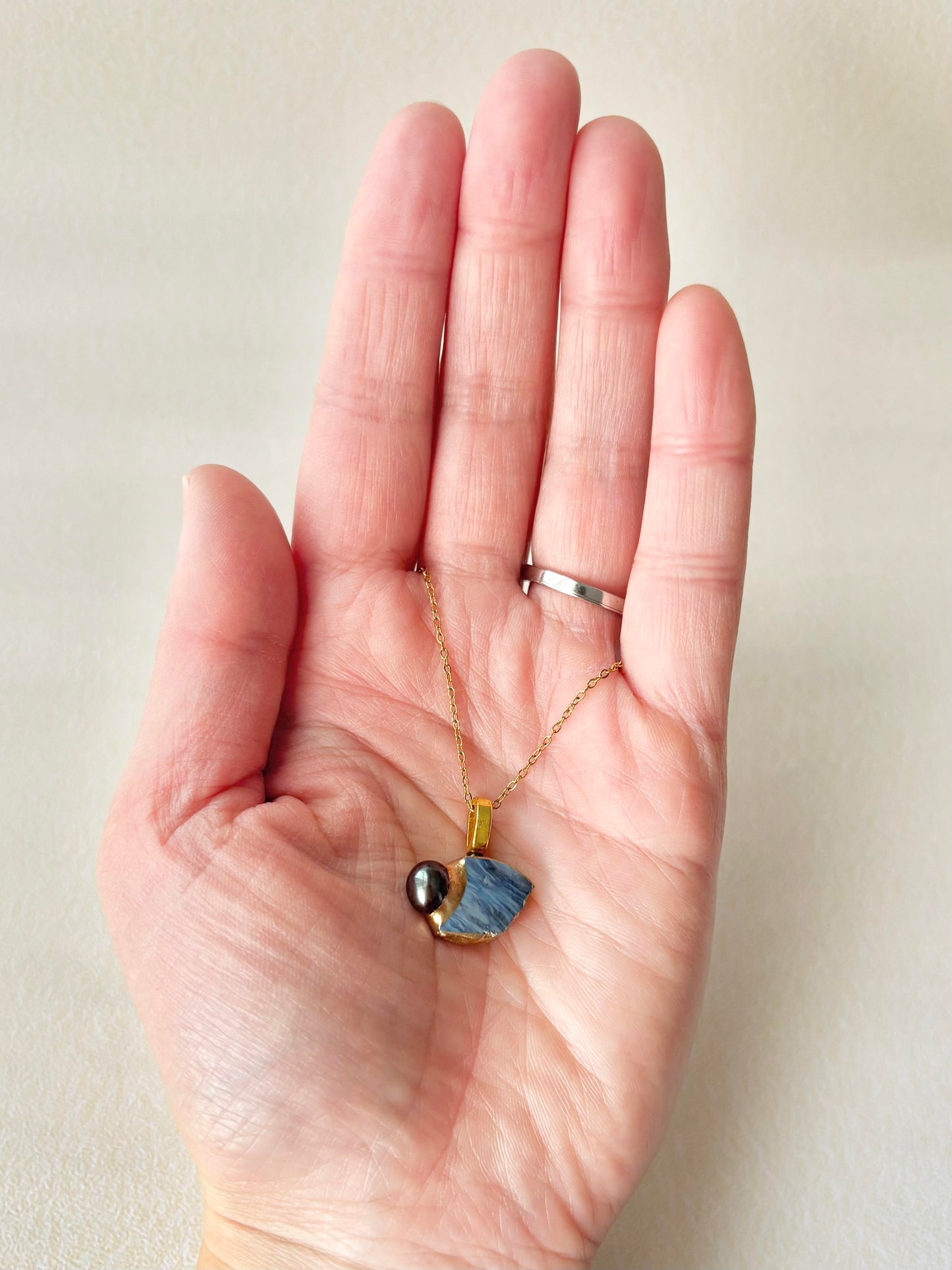 萩焼　金継ぎ　ネックレス　サージカルステンレスチェーン　アレルギー対応　18K　藍色　ブラックピーコック　淡水パール　天然石　伝統工芸　＃526