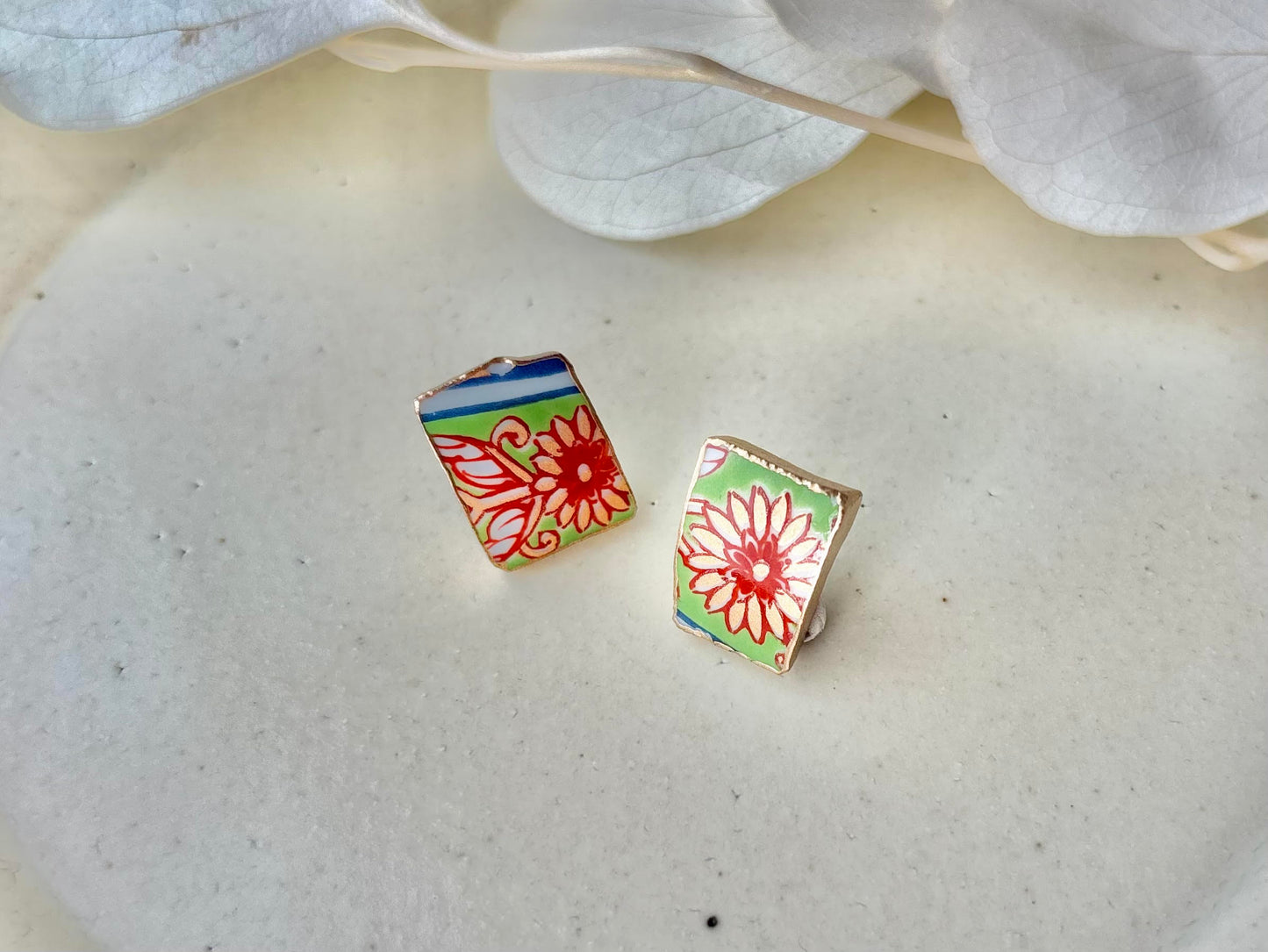 【Fittings Selection Available】Arita Ware Kintsugi Pierced Earrings / Clip-on Earrings, White, Flower Pattern, Leaf Pattern, Traditional Craft, #478