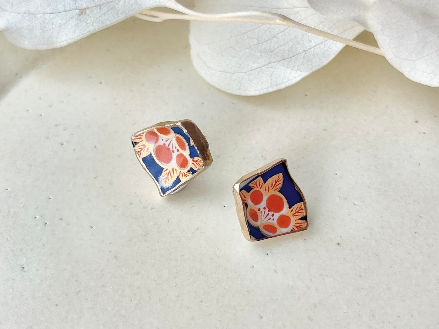 【Fittings Selection Available】Arita Ware Kintsugi Pierced Earrings / Clip-on Earrings, White, Flower Pattern, Leaf Pattern, Traditional Craft, #478