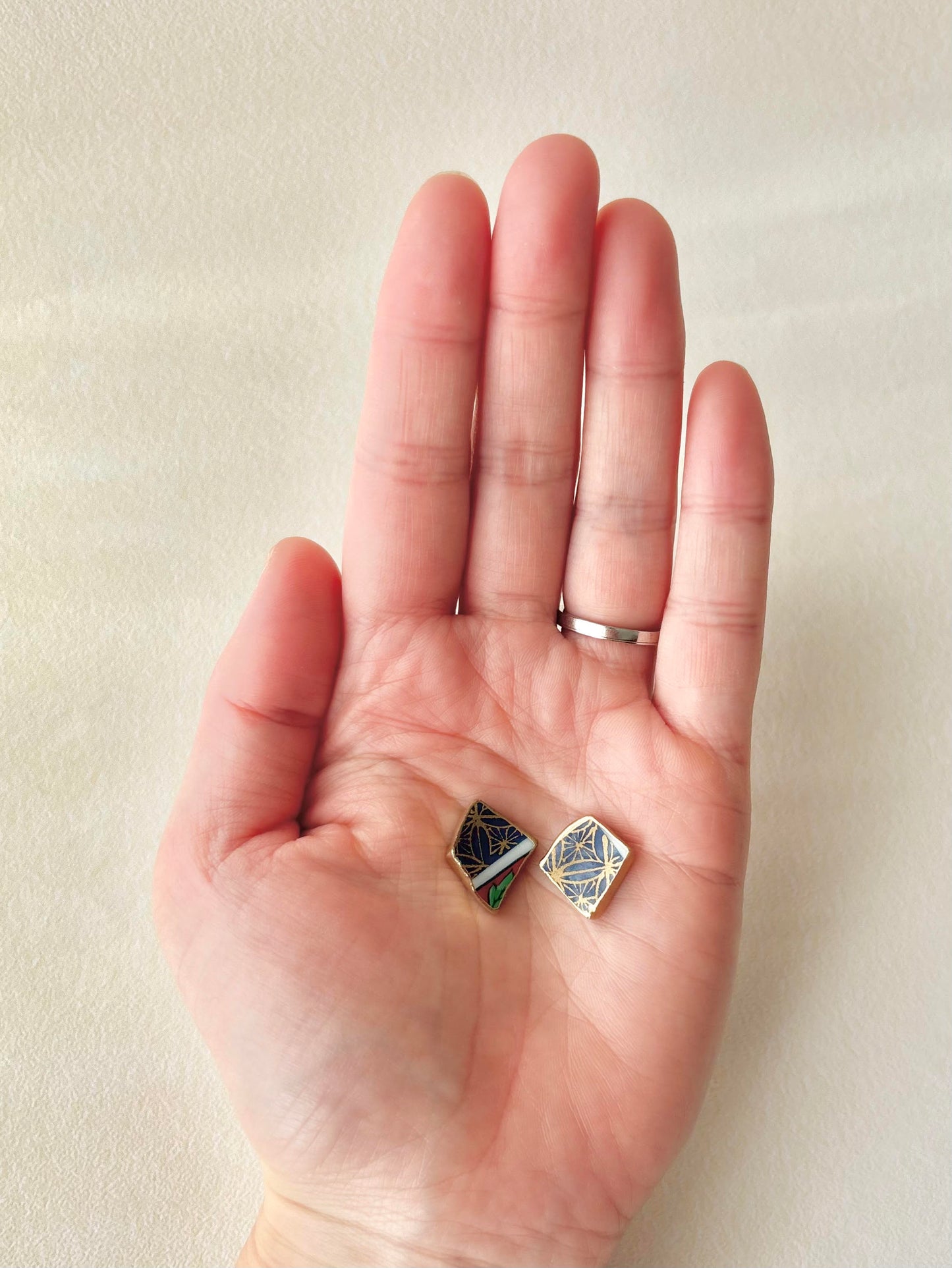 【Fittings Selection Available】Arita Ware Kintsugi Pierced Earrings / Clip-on Earrings, White, Flower Pattern, Leaf Pattern, Traditional Craft, #478