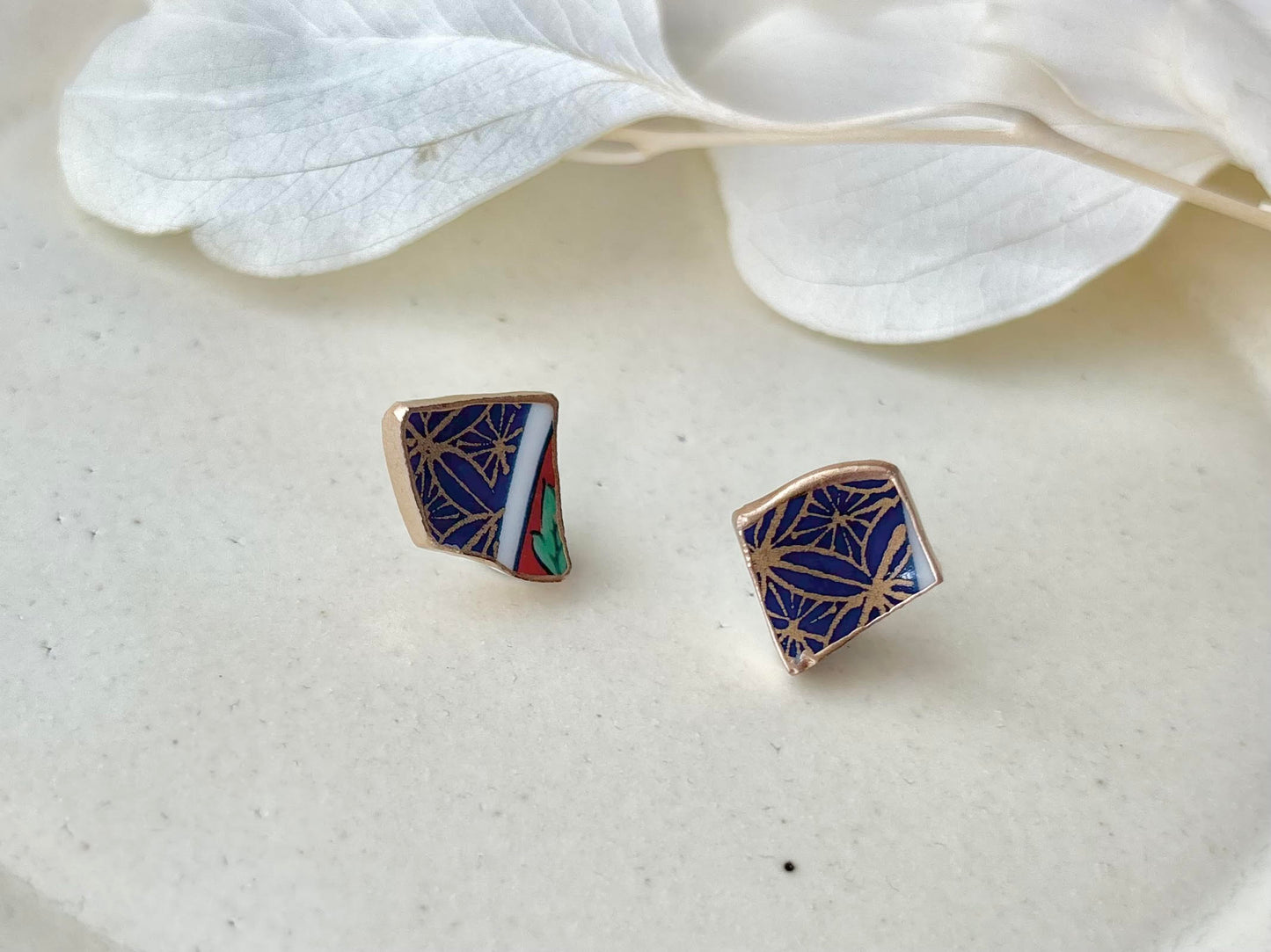 【Fittings Selection Available】Arita Ware Kintsugi Pierced Earrings / Clip-on Earrings, White, Flower Pattern, Leaf Pattern, Traditional Craft, #478