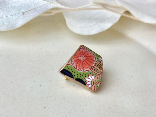 有田焼　金継ぎ　ブローチ　オレンジ　花柄　黄緑　伝統工芸　＃535