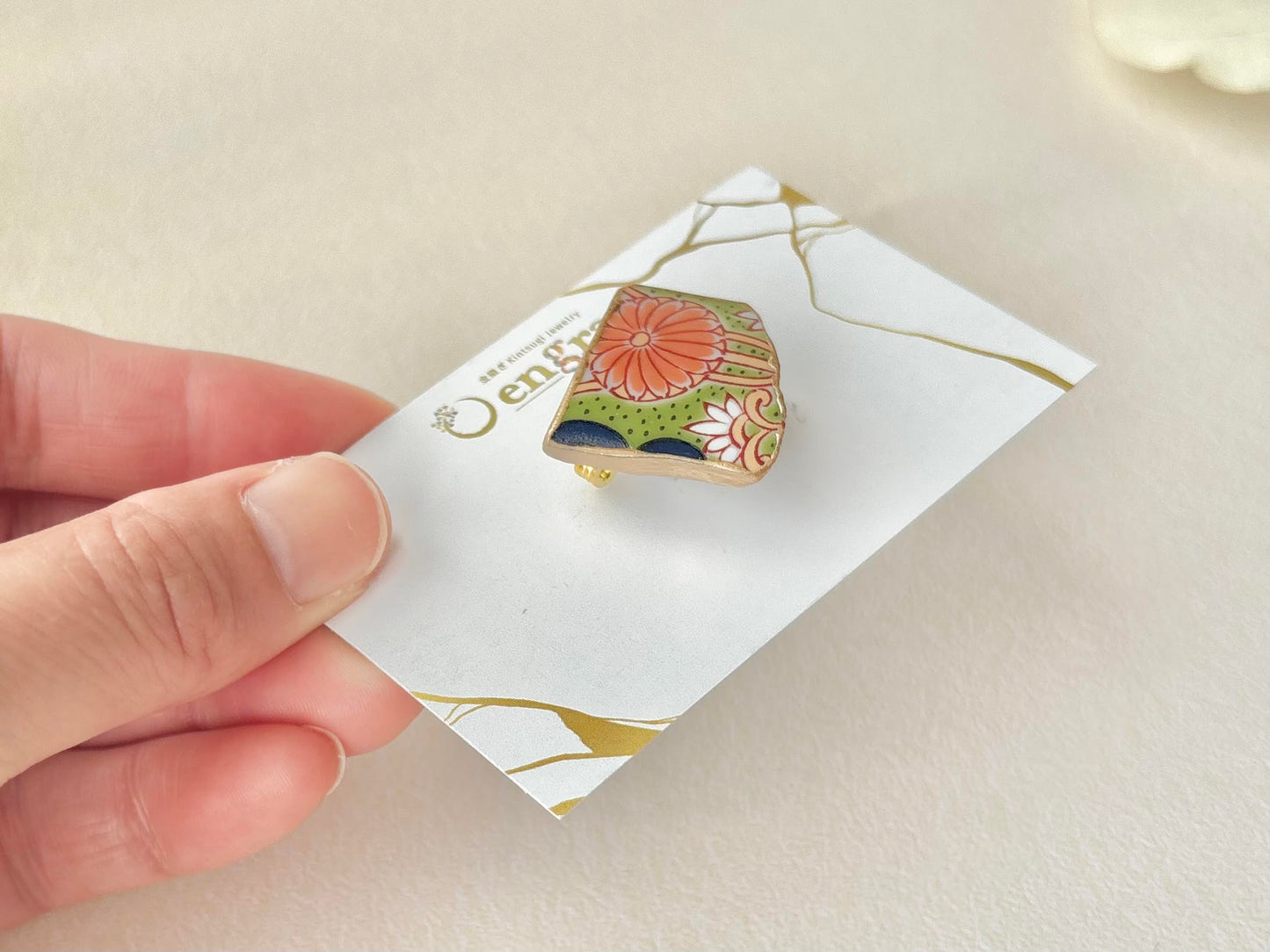 有田焼　金継ぎ　ブローチ　オレンジ　花柄　黄緑　伝統工芸　＃535
