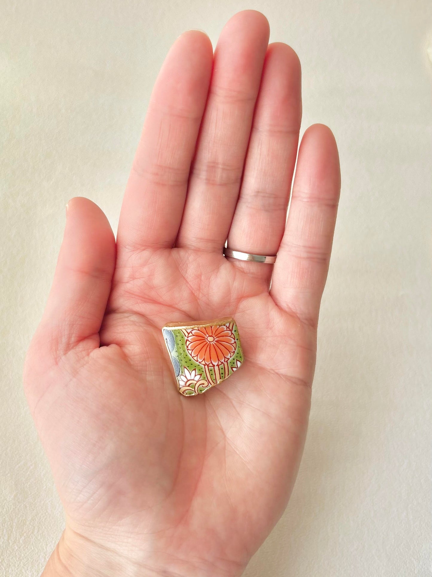 有田焼　金継ぎ　ブローチ　オレンジ　花柄　黄緑　伝統工芸　＃535