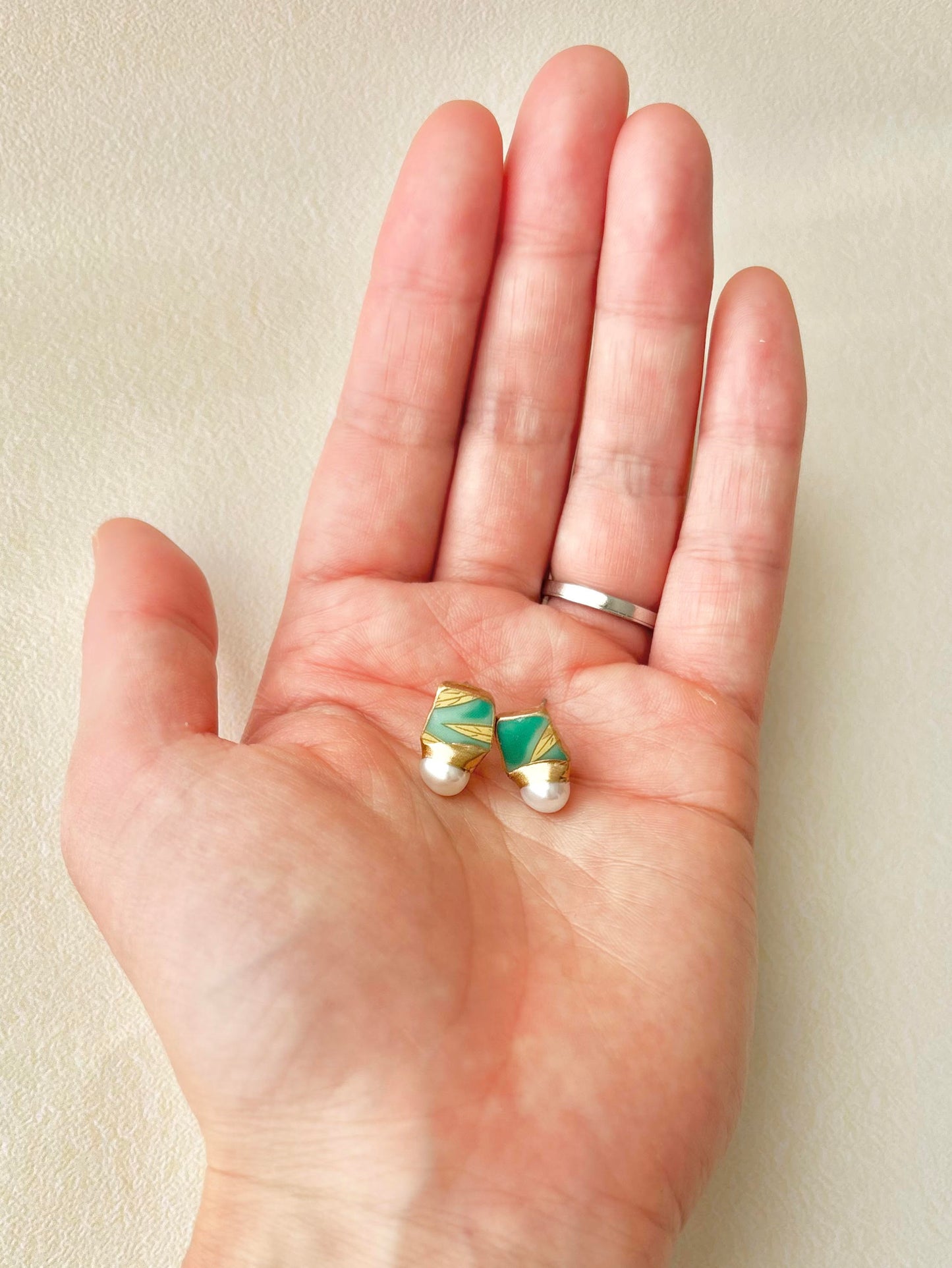 有田焼 　金継ぎ　サージカルステンレスピアス　リーフ柄　緑　淡水パール　天然石　伝統工芸　＃537